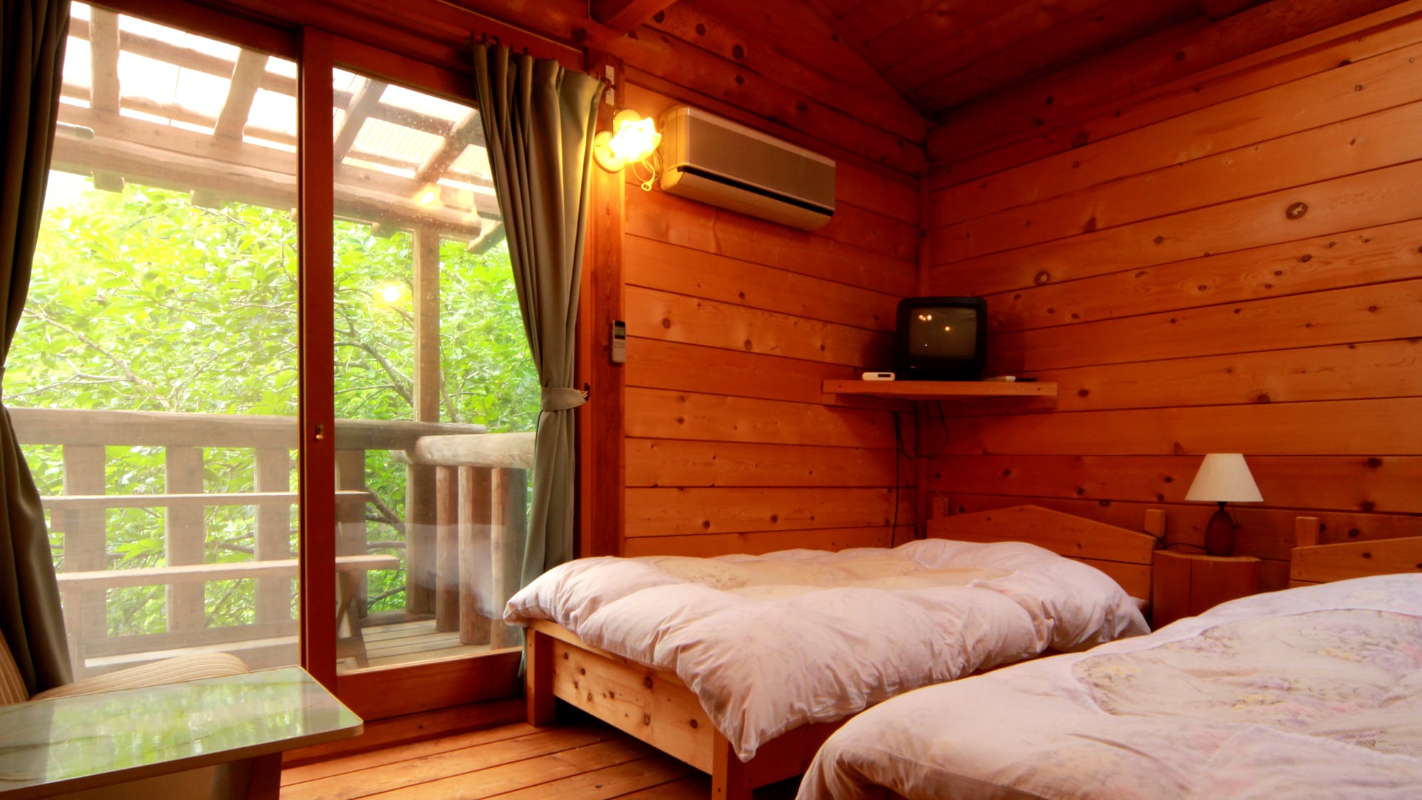 #Twin_A room with a twin bed that is unique to the log.