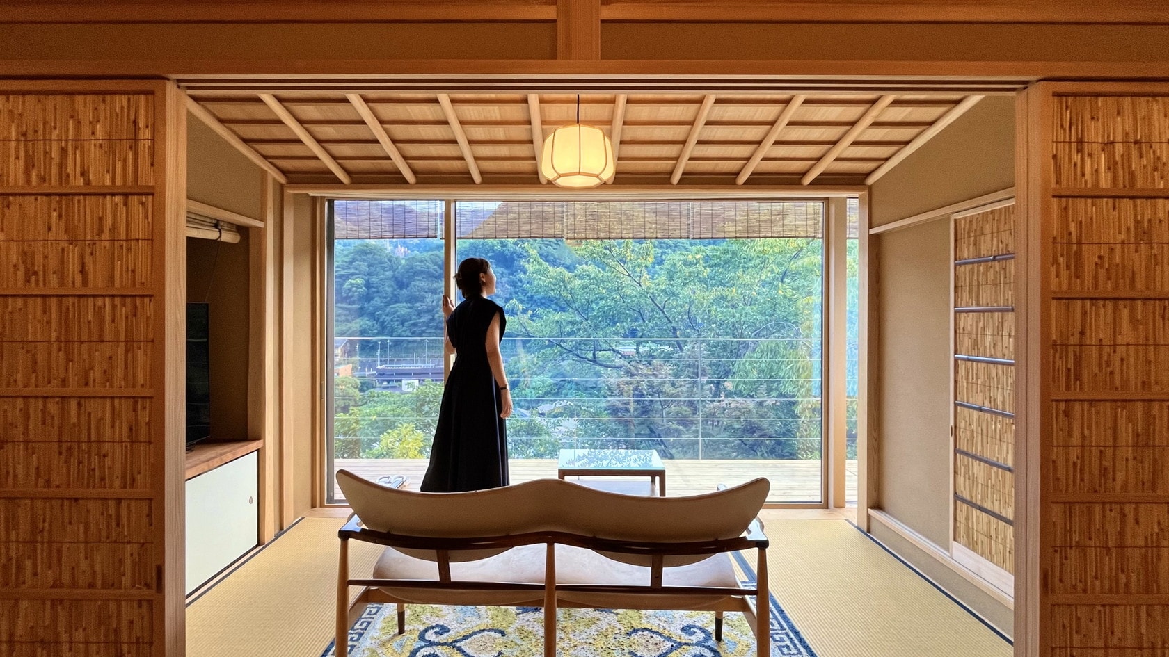 [Special Room | Y] A large window that lets in plenty of sunlight and offers seasonal views (Summer: Yoshido Shoji screen)