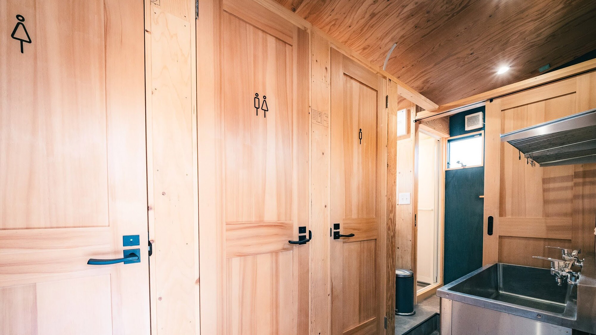 ・[Shared toilets] Glamping guests must use the shared toilets in the sanitary building.