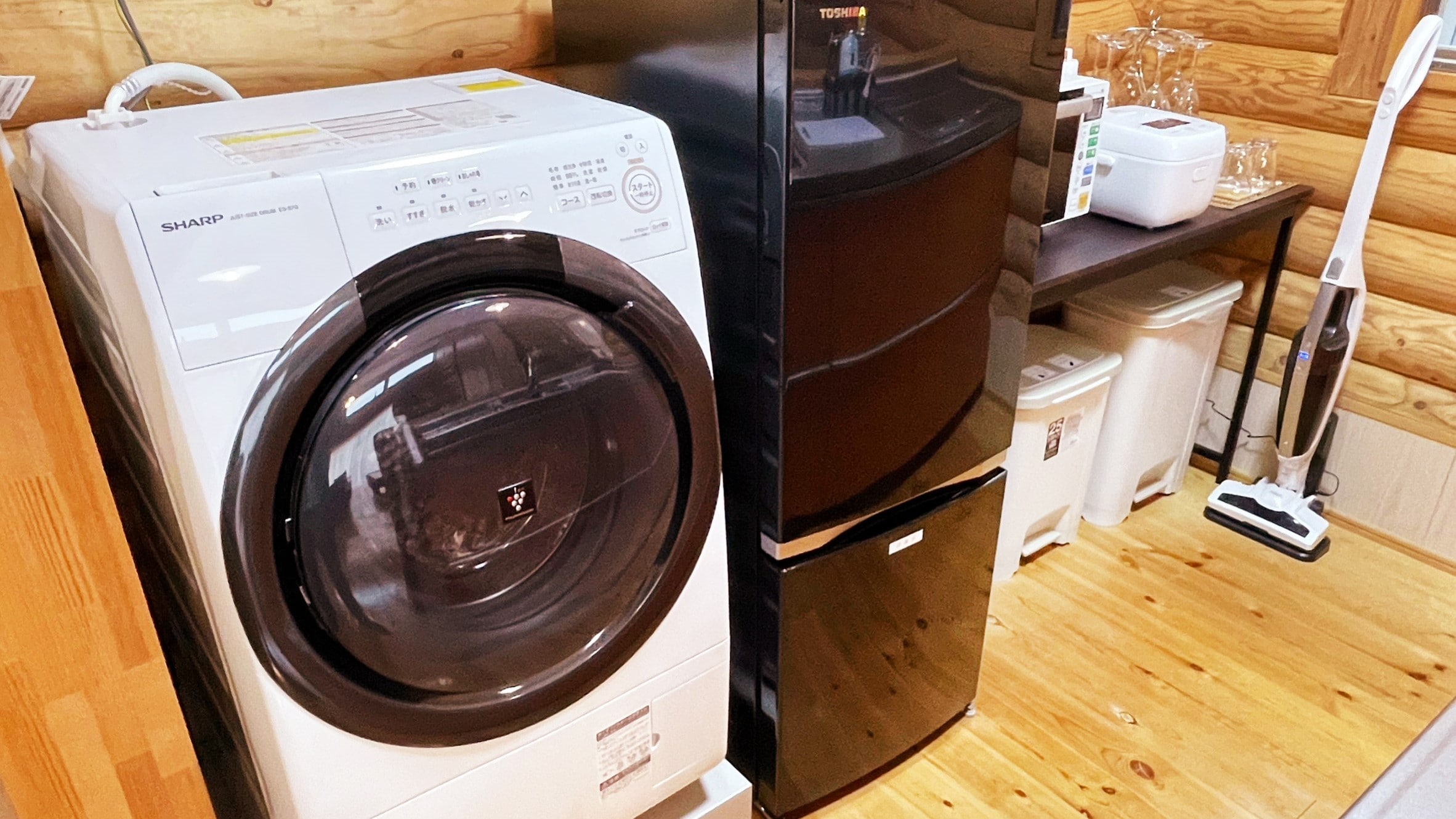 There is also a washing machine with dryer and a two-door refrigerator, so you can feel safe even if you are staying for a long time.
