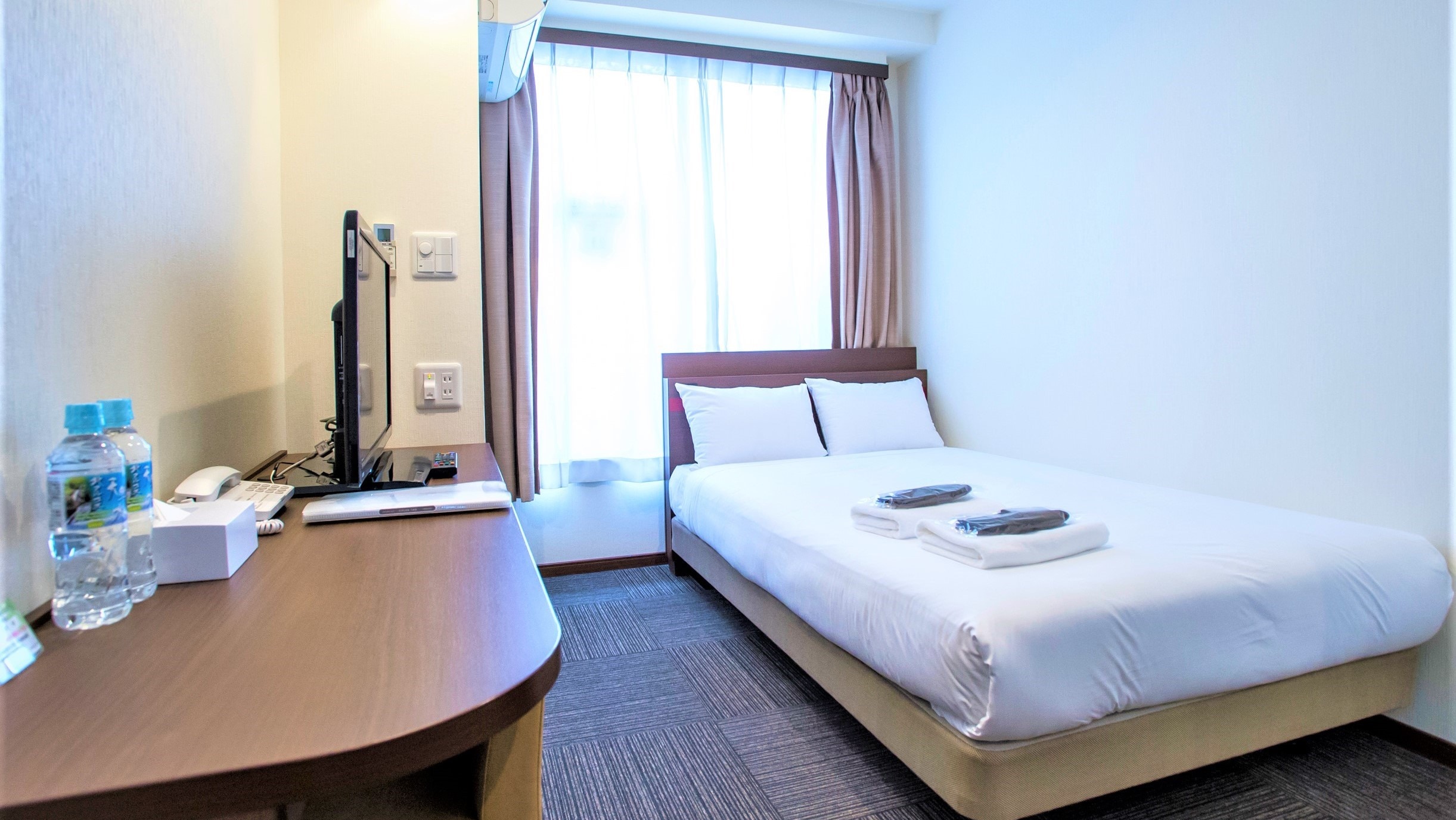 Economy Double Room (Semi-Double) Area 9㎡-10㎡ ・ All rooms are Simmons beds ♪ All rooms are equipped with washlets ♪