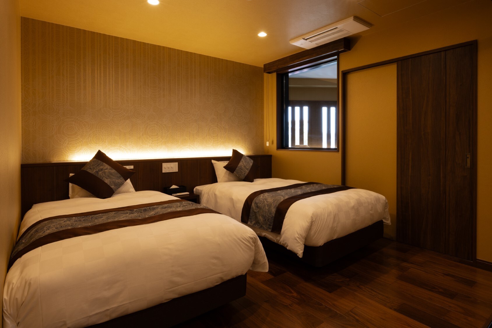 A modern Japanese-Western style room with an open-air bath♪ The bedroom is decorated with "Awabeni Fuji" flowers♪
