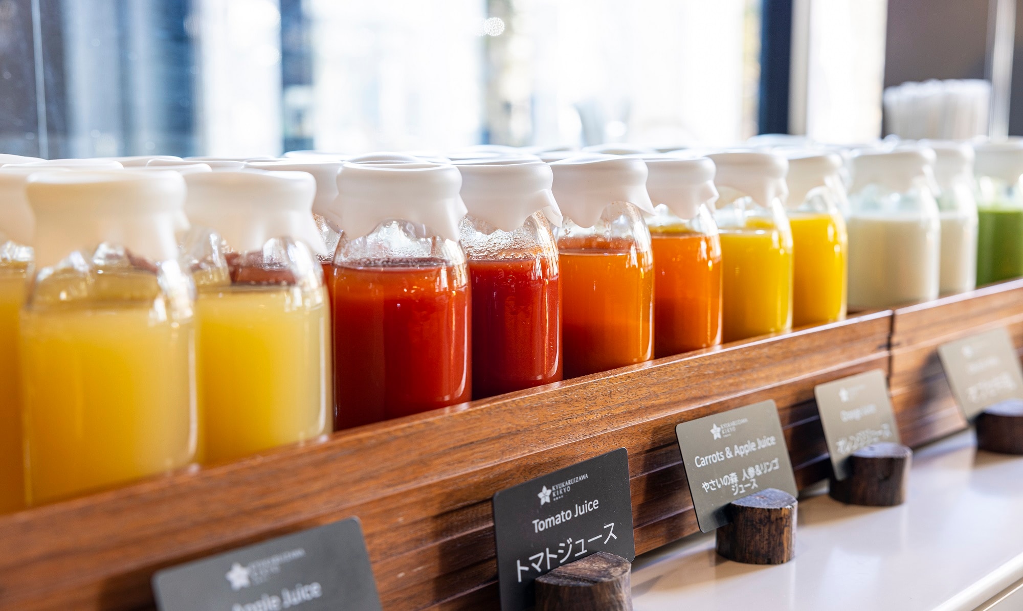 Milk, juice, smoothies, etc. are available for breakfast at casual dining "A Table".