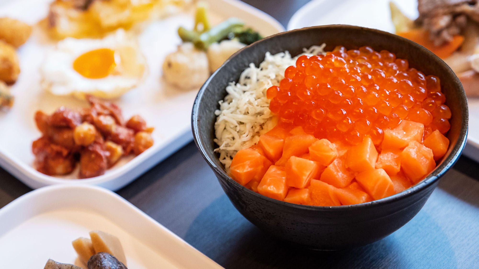 [Breakfast] A breakfast buffet featuring approximately 70 Japanese and Western dishes packed with the charms of Hokkaido, including a seafood bowl topped with as much ikura as you like.