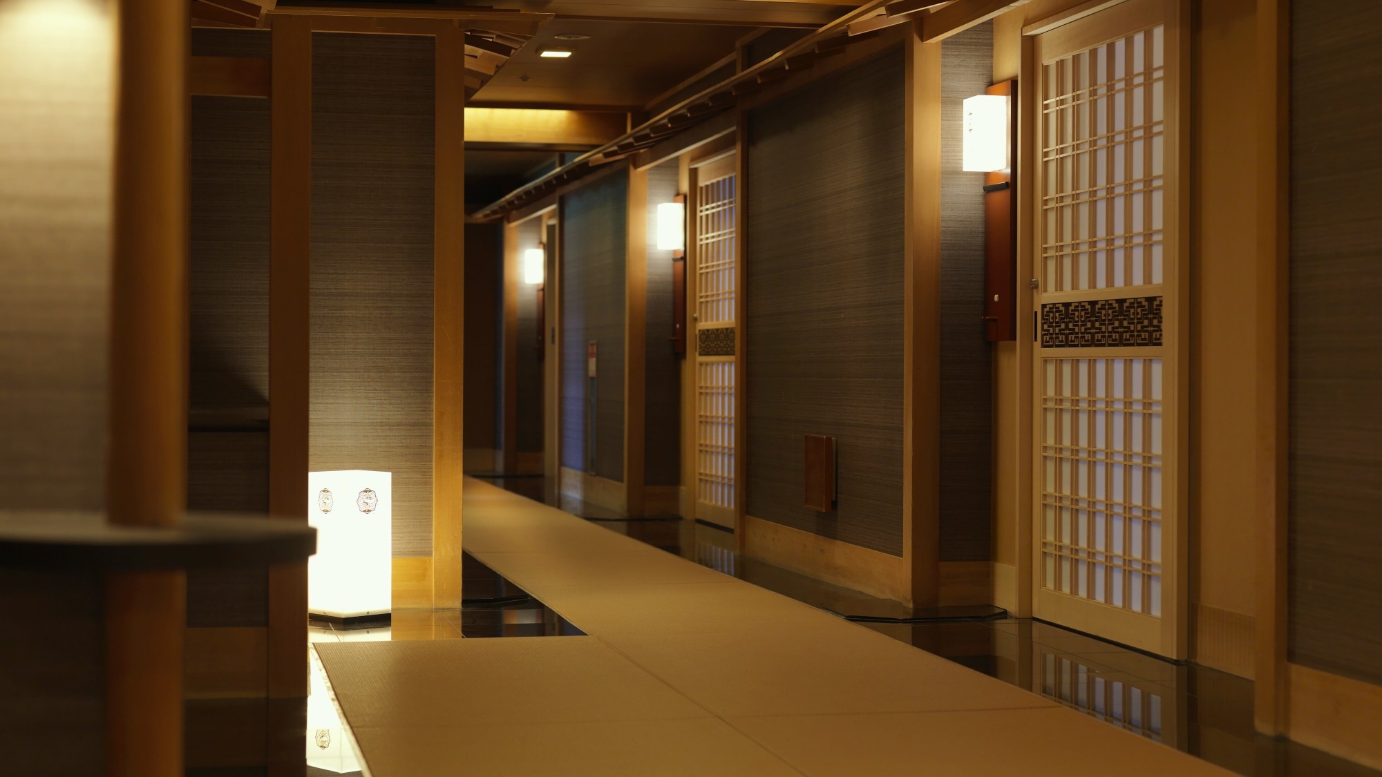 [Annex/MIYABI-] Approach/A tatami hallway with a Japanese atmosphere beyond the private gate *Image
