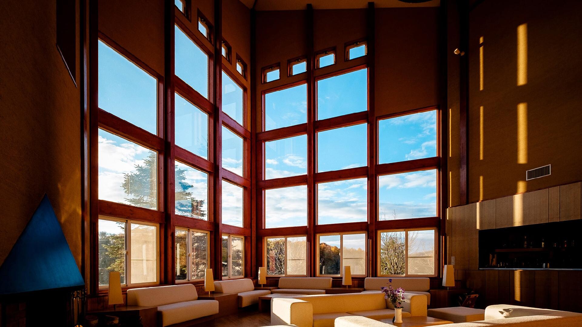 [Lobby] You can enjoy the beautiful blue sky from the large windows.