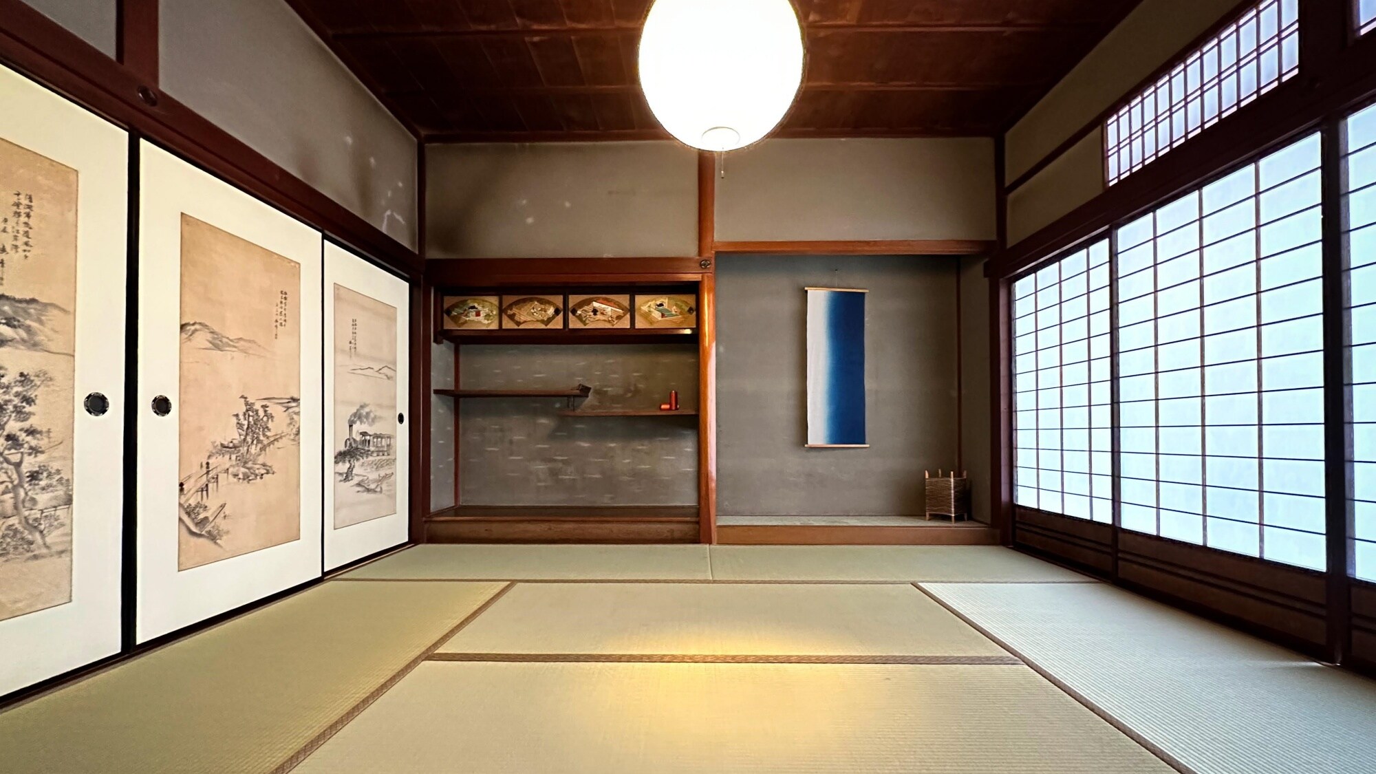 [Mineoto] Japanese-style room. The sliding doors remain as they were at the time, giving a sense of playfulness.
