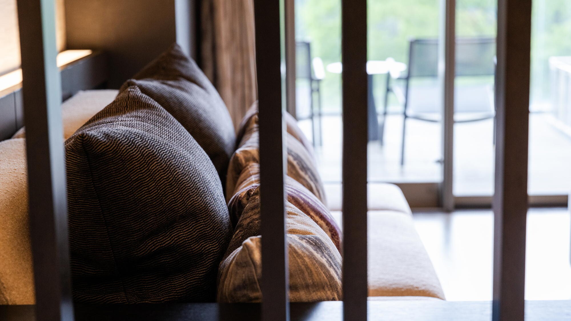 ◆West Wing Deluxe Room (Western style) with open-air bath | The room is casually separated by lattices, creating a sense of depth.