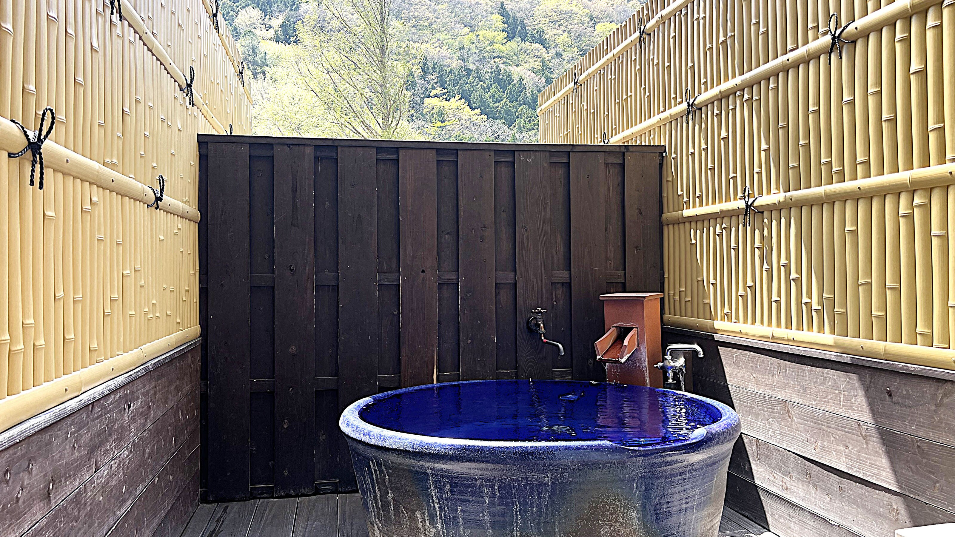 Guest room with open-air bath (ceramic)