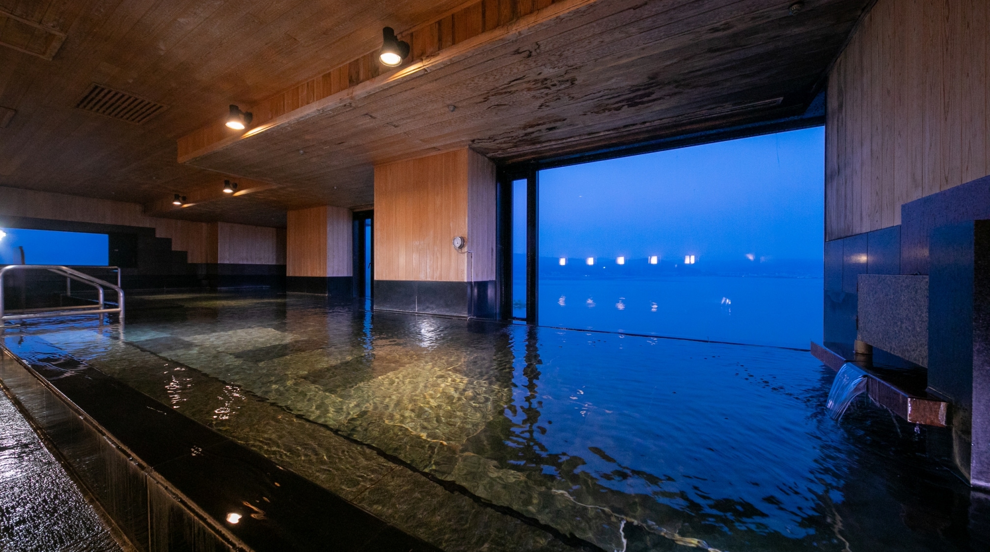The 14th floor of the top floor "Lake Sky Hot Spring" The magnificent view of Shinshu spreads all over the window.