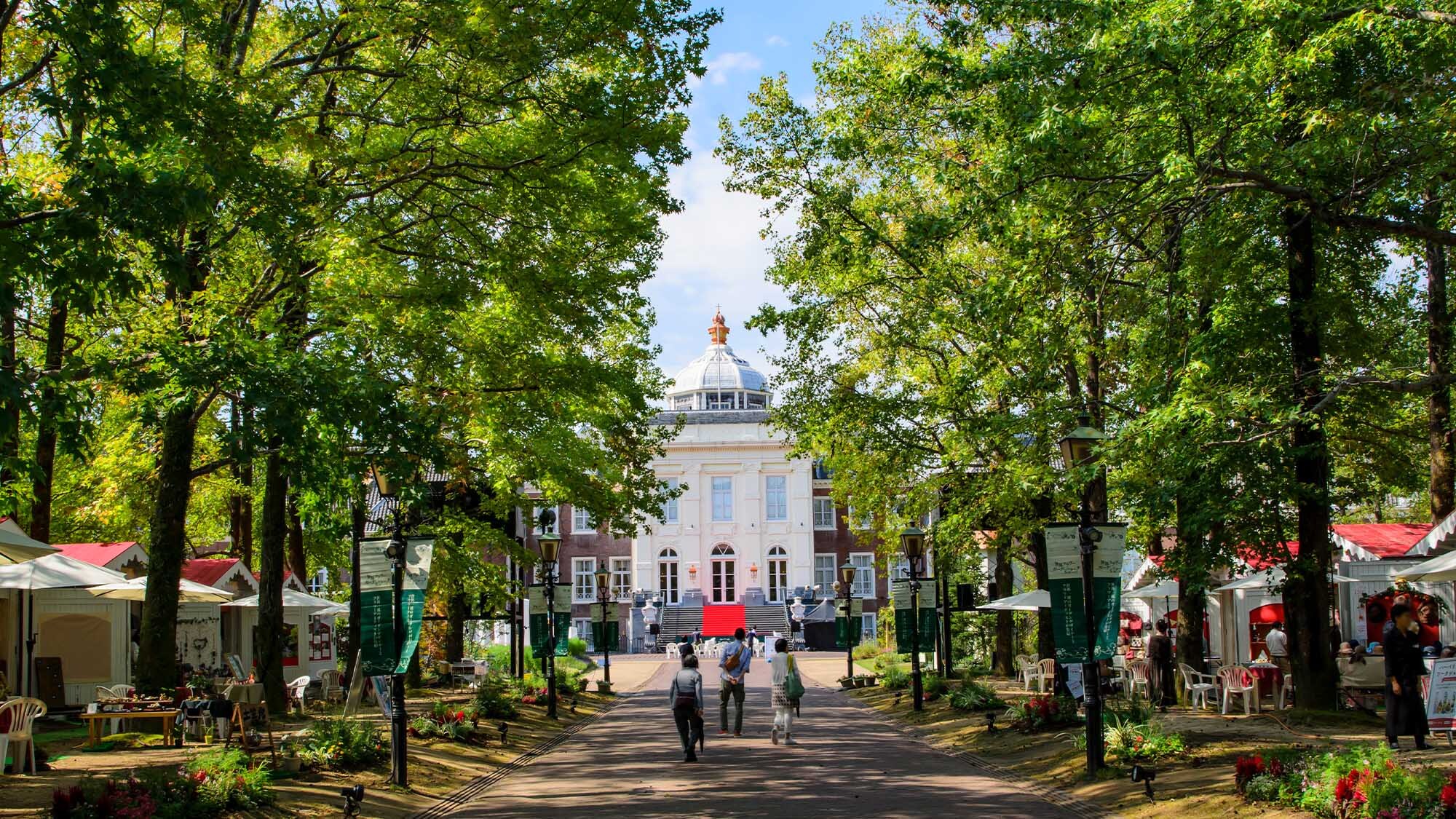 A 3-minute walk to "Palace Huis Ten Bosch", the tree-lined road changes depending on the season