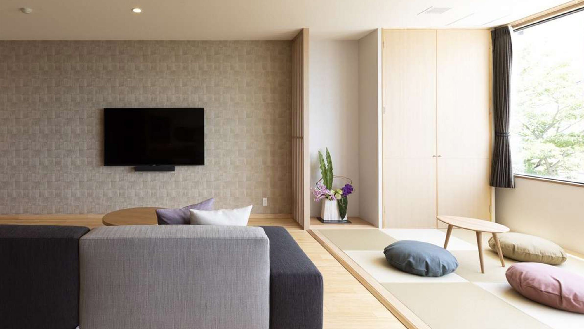 A spacious space in a Japanese and Western room