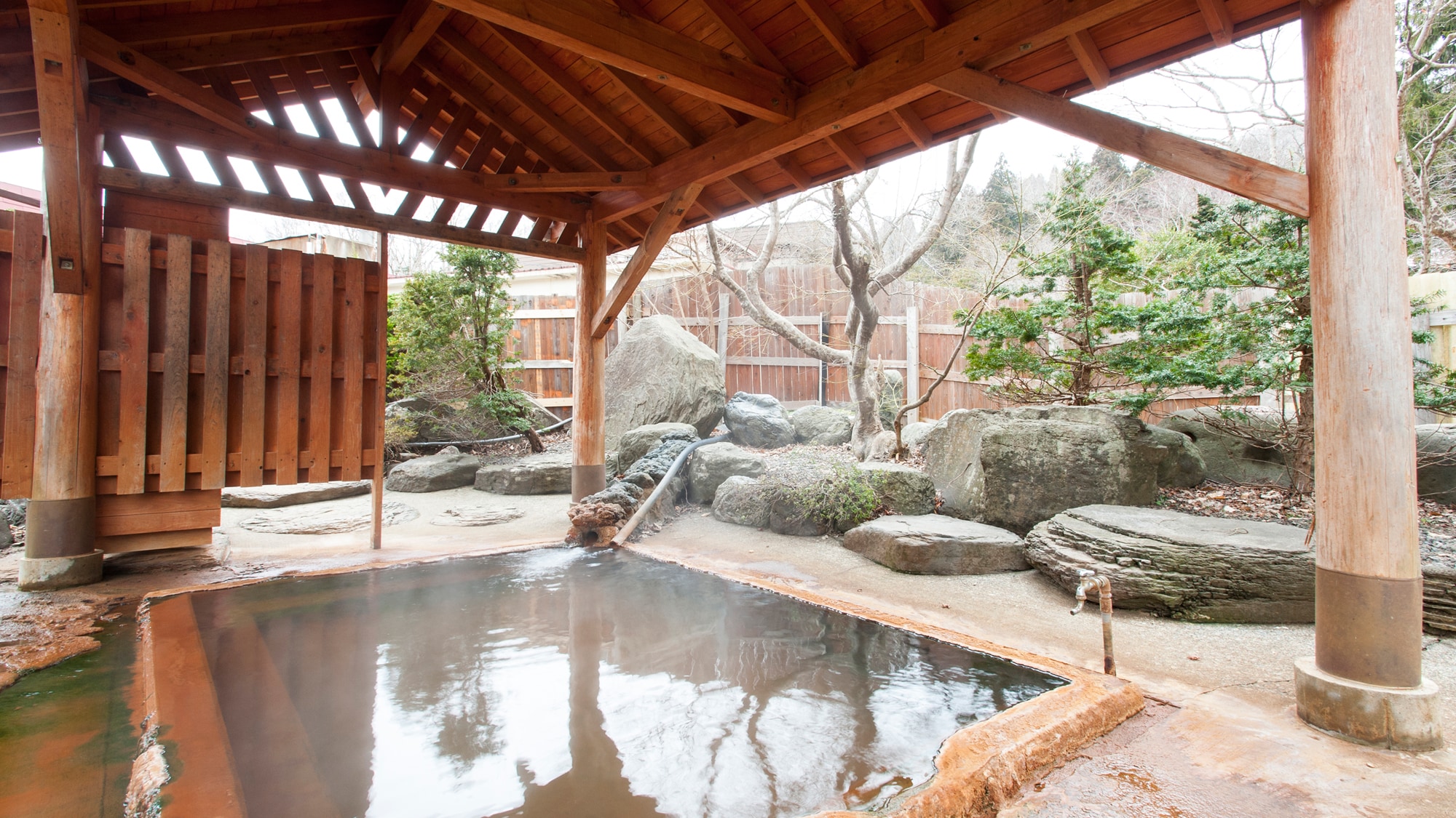 * [混浴露天浴池（Shimonoyu）]北海道最古老的溫泉，大約有800年的歷史。熱水的量也很豐富。