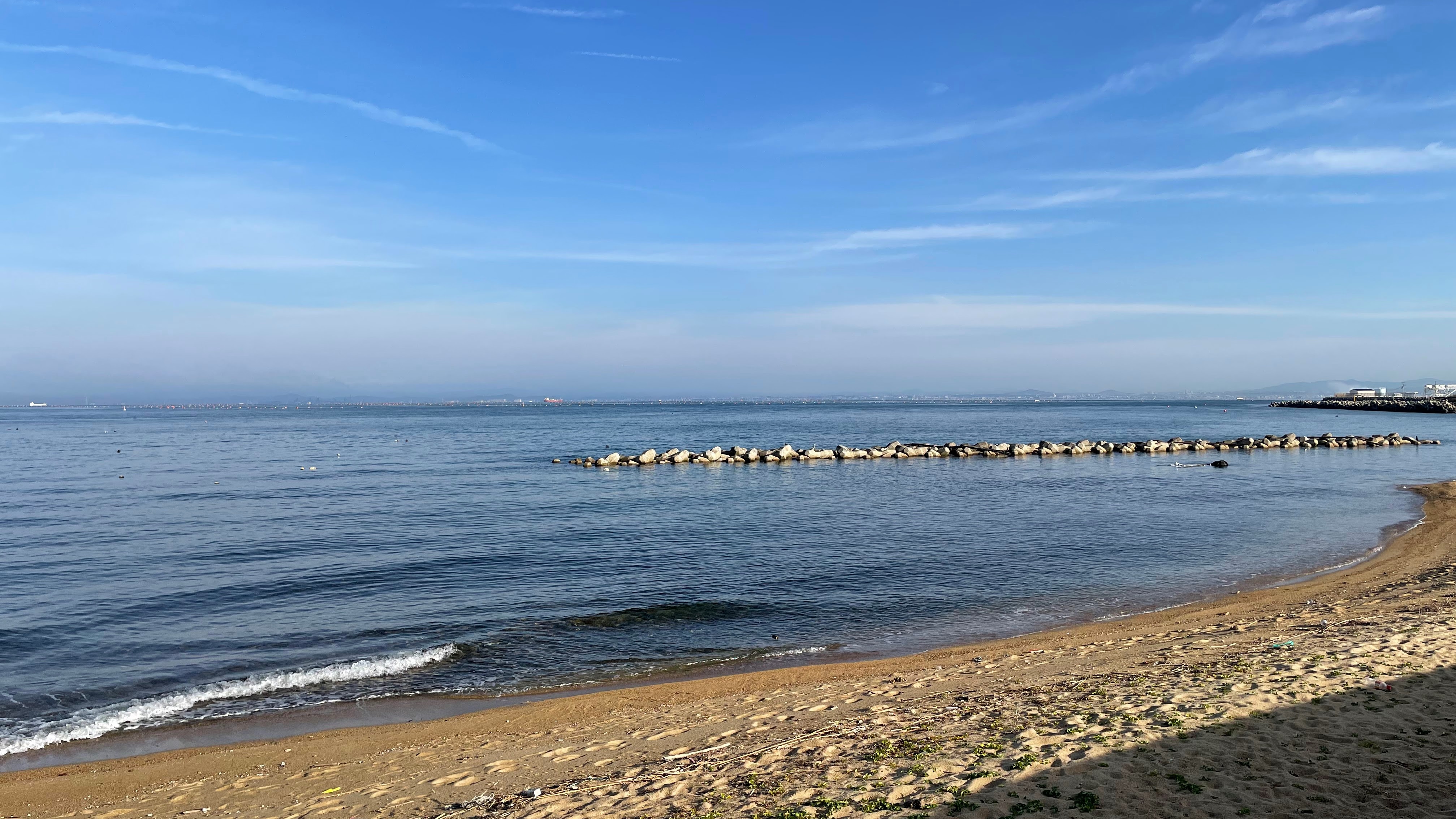 The ocean stretches out in front of the property, and breakfast can be enjoyed while enjoying the pleasant sea breeze, creating a relaxing experience.