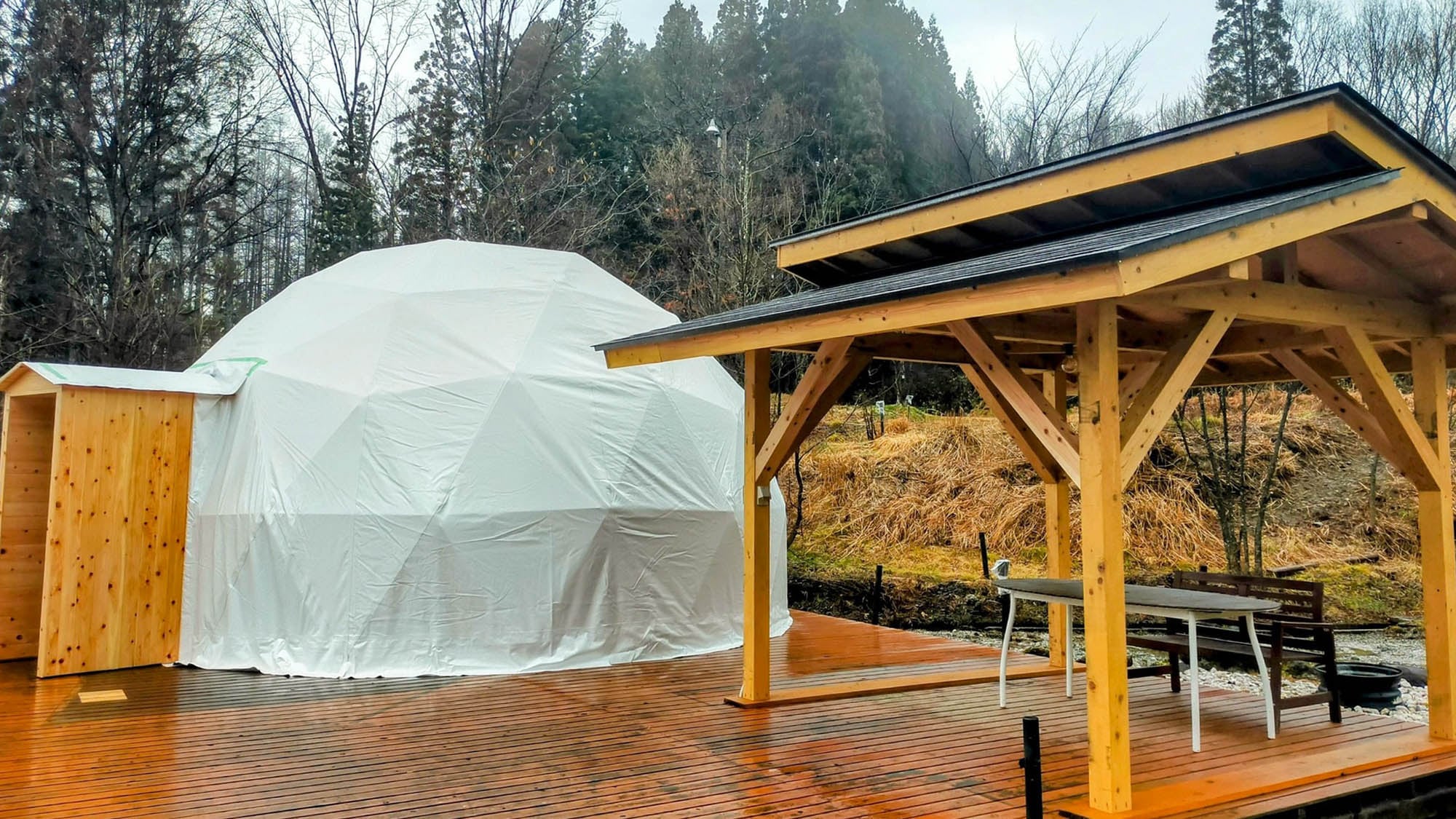 ・[G1]在專用涼亭烤肉。它有一個屋頂，所以即使在下雨天或晴天也很舒適。