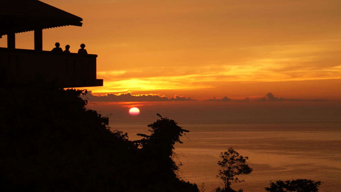 Matahari terbenam yang sangat indah di atas Laut Jepang (pemandangan dari dek observasi)