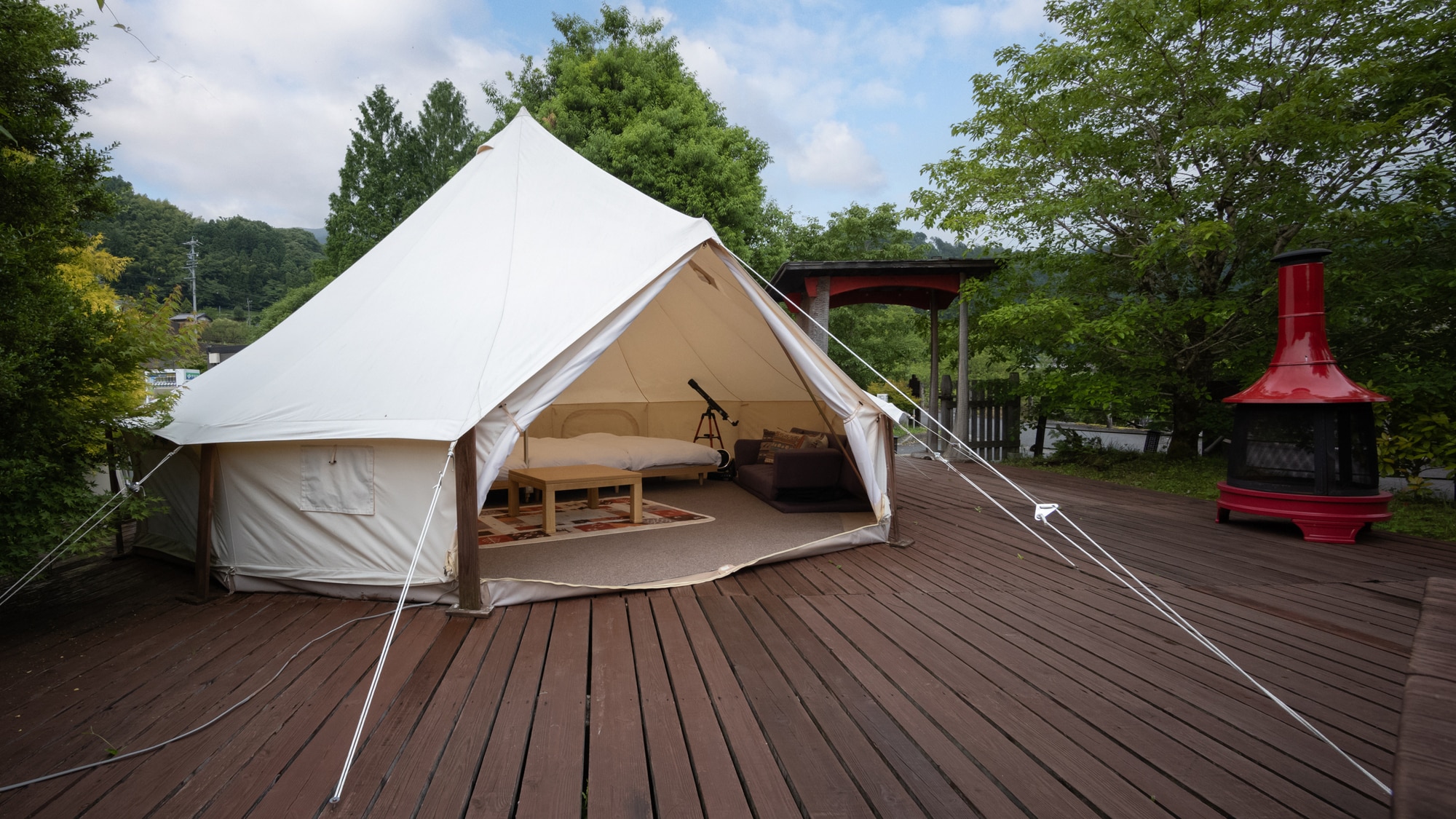 [Luna] The open wooden deck is attractive. You can enjoy the sound of the river and the starry sky.