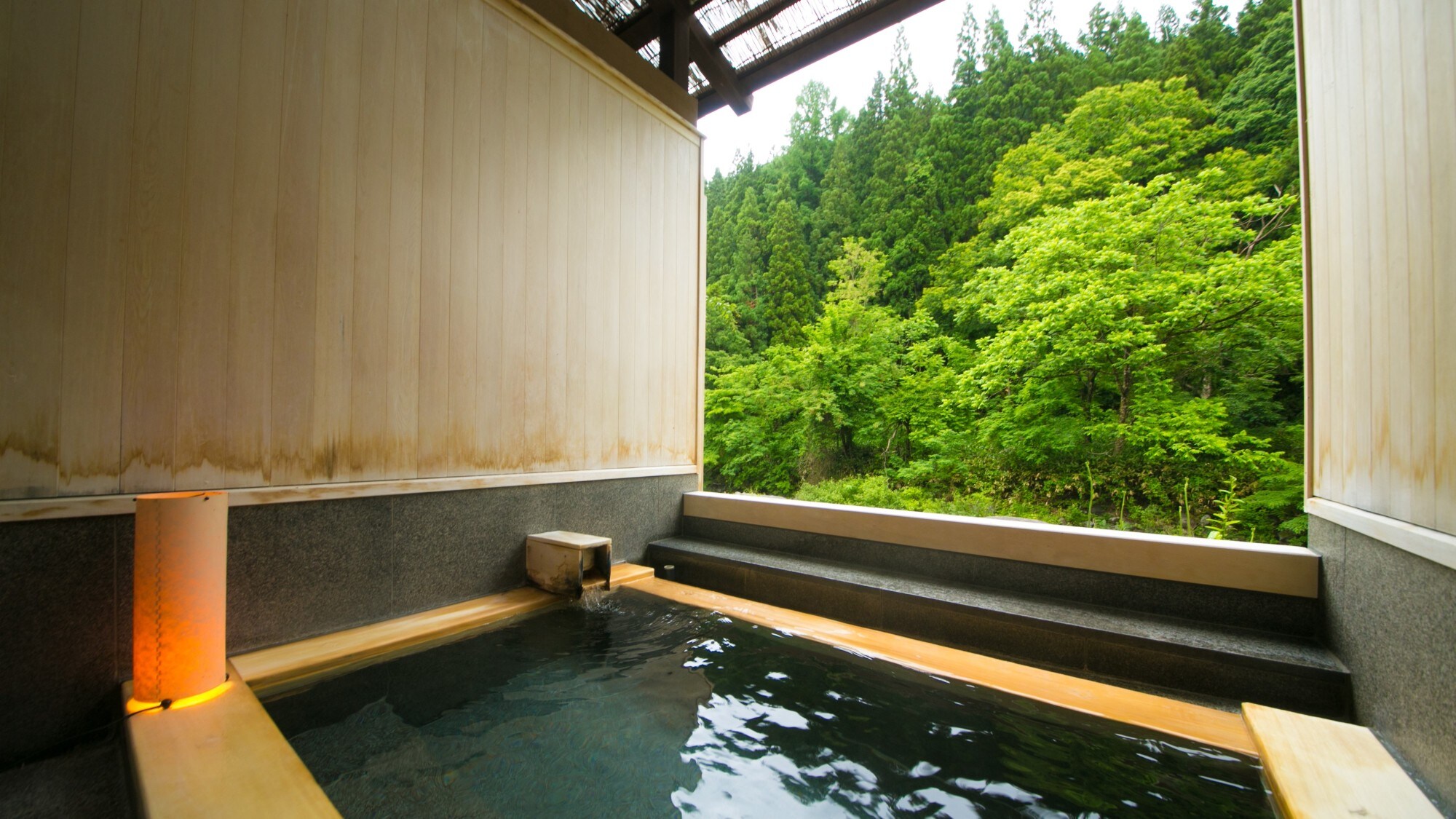[Private open-air bath Seseragi-no-yu] A private open-air bath where you can enjoy the scent of wood and hot water