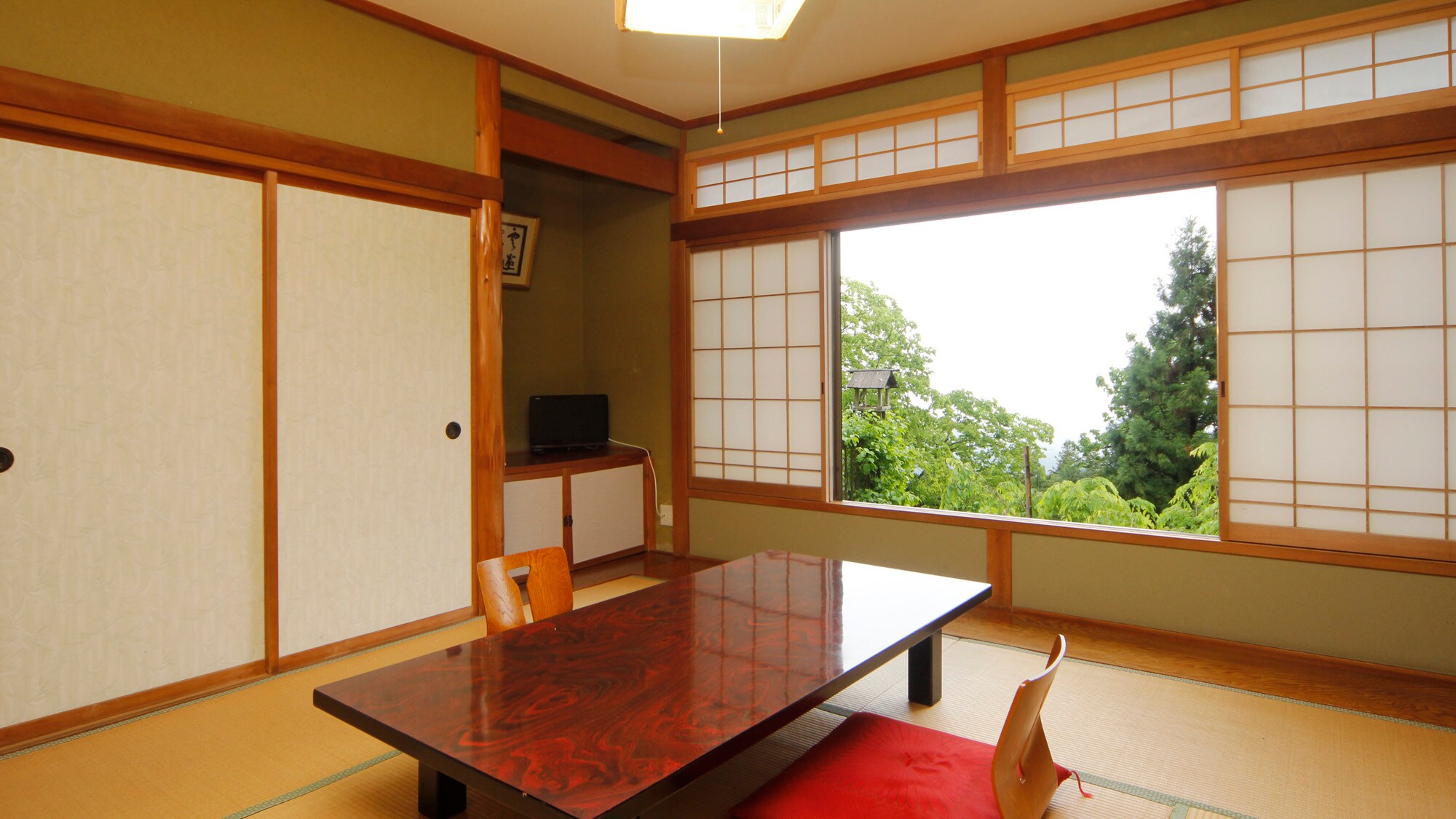 ＜本馆：日式房间＞ 从窗户可以欣赏到御岳山的自然风光，令人心旷神怡的日式房间。