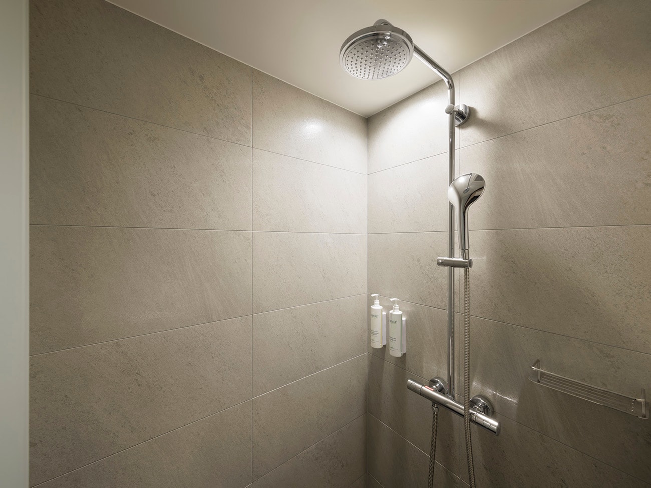 Shower booth: The bathroom only has a shower booth. *There is no bathtub.