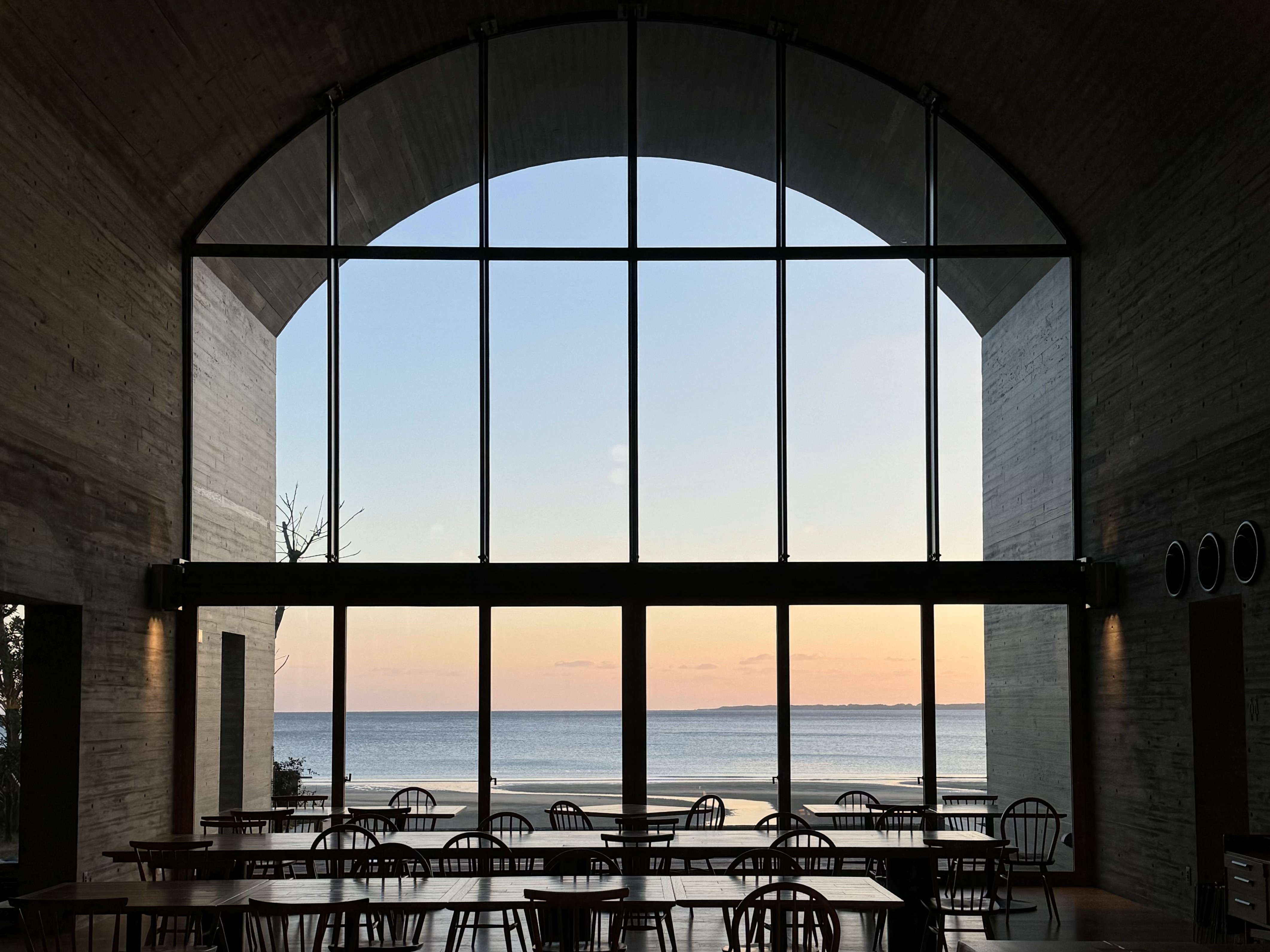 restoran saat matahari terbenam