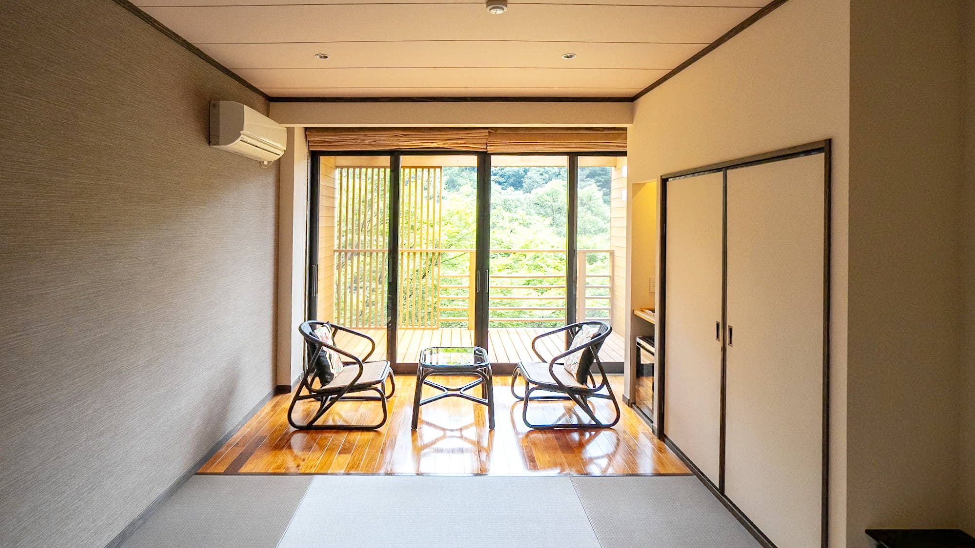 [Example of a 10-tatami mat Japanese-style room (accommodates 3 people)] A Japanese-style room with a small terrace. Relax and stretch out your legs in this tatami room.