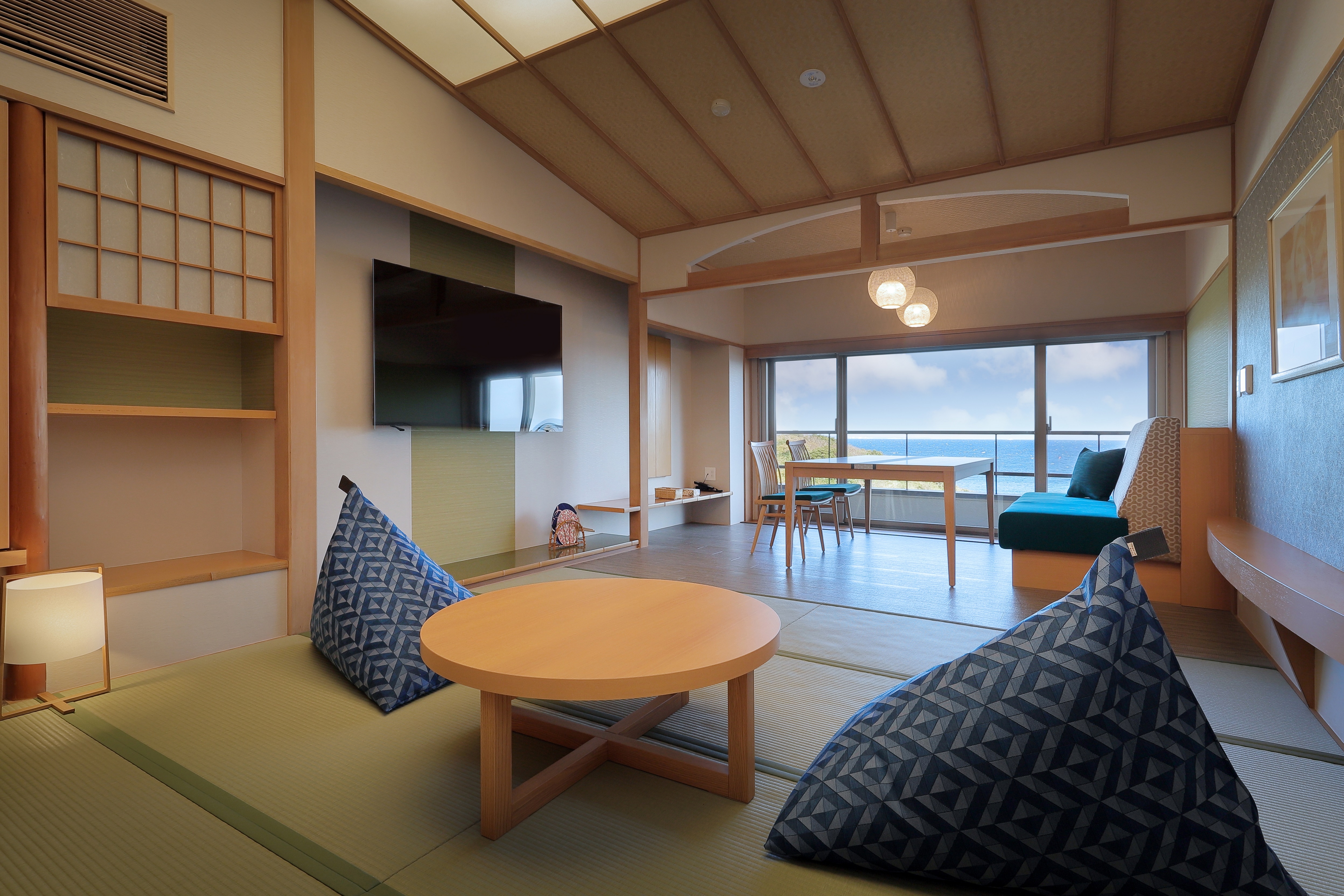 2F: Guest room with panoramic bath (sea side, 10 tatami mats) Sawaragochi