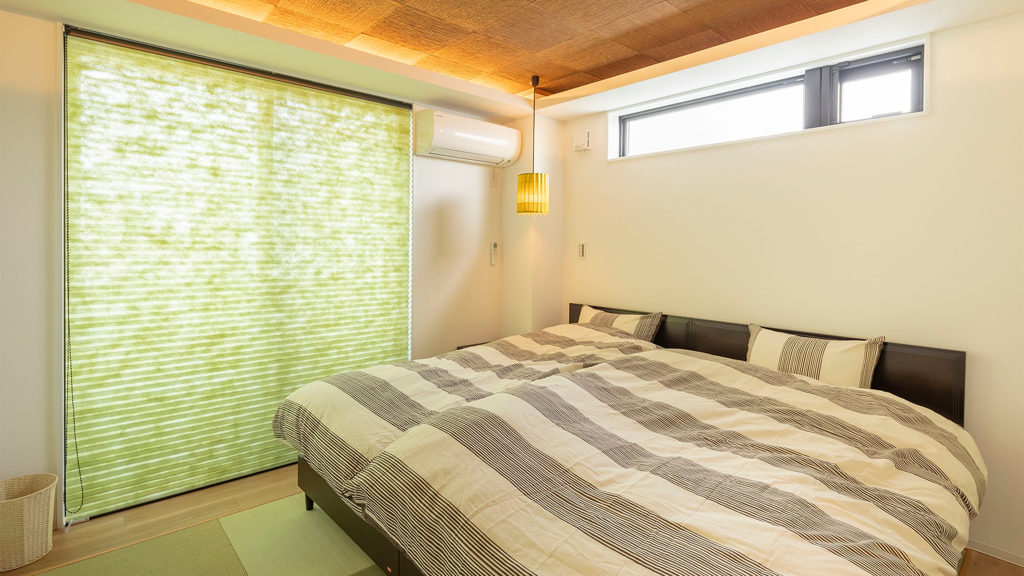 ・[Superior Twin] A bright room with plenty of sunlight coming in through the window.