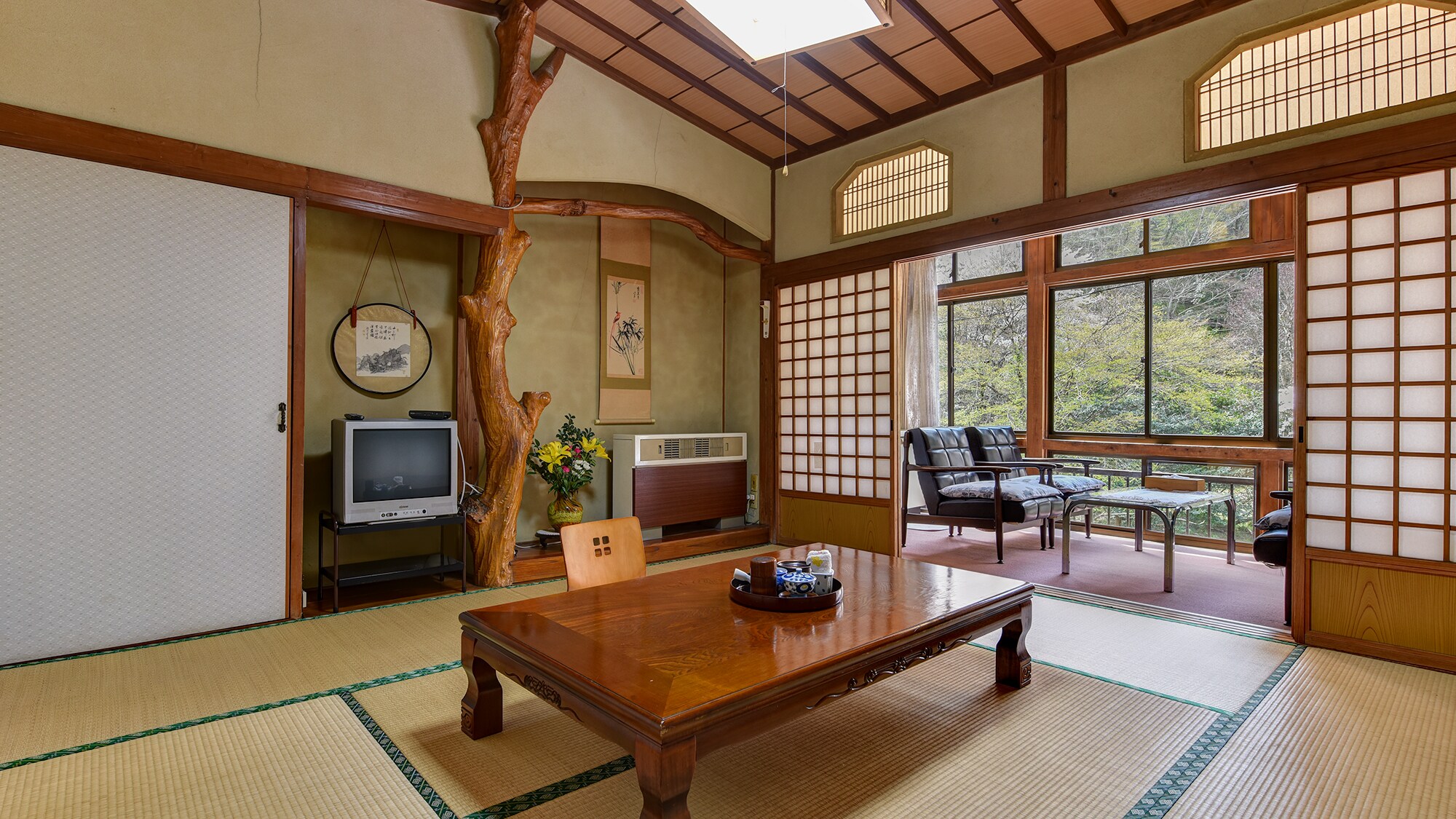 *[Random Japanese-style Room] A Japanese-style room with a wide veranda. The bathroom and toilet are shared.