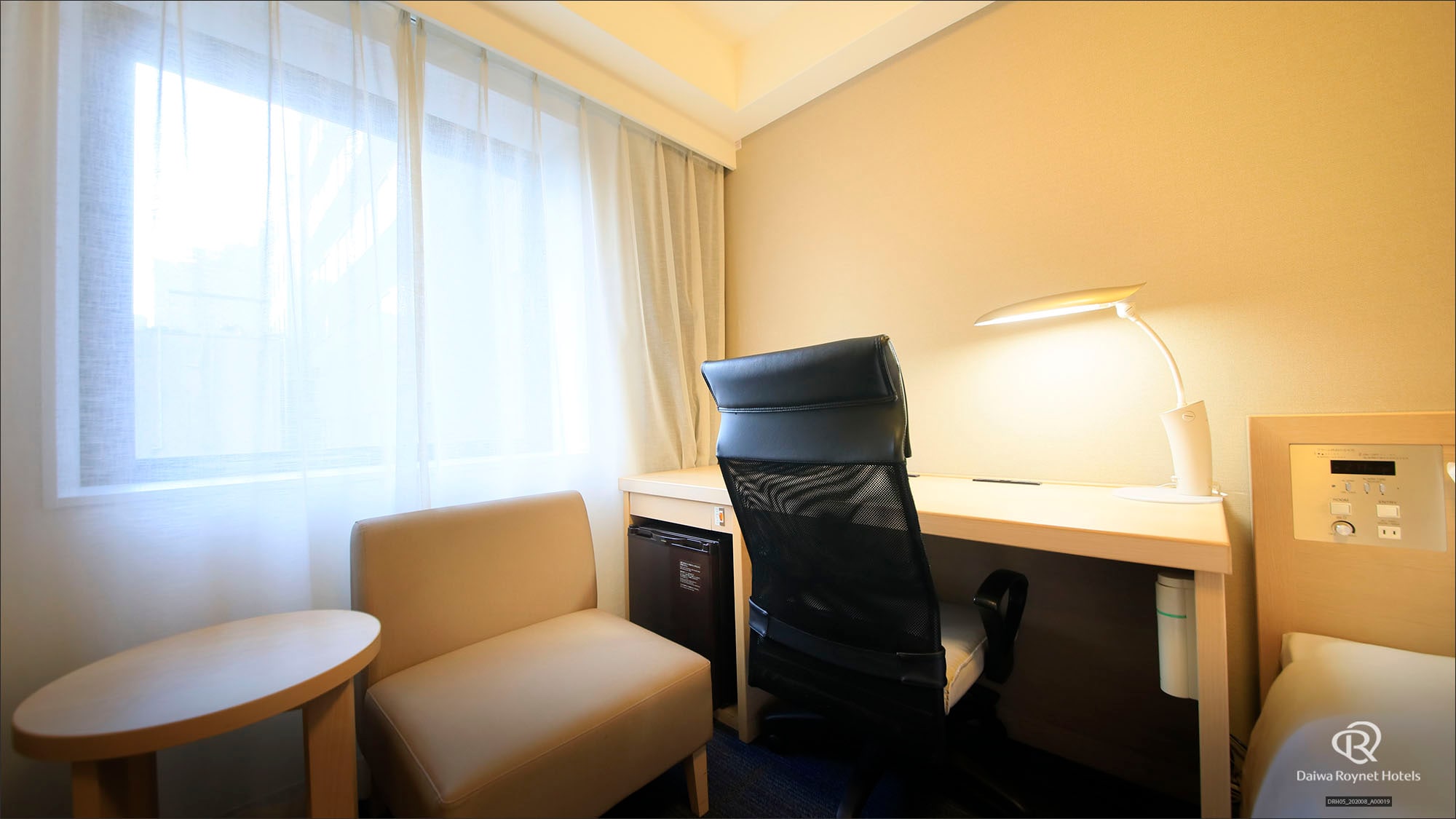 Moderate double room desk