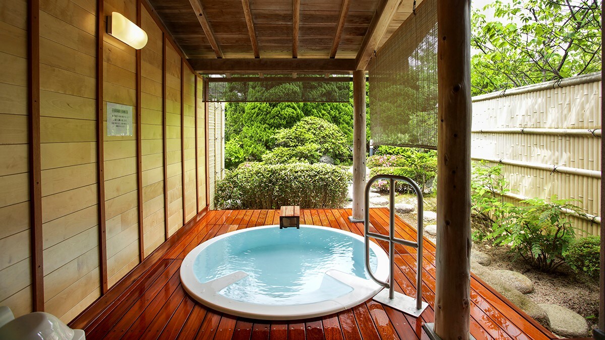 [Main building] Spend time in the open-air bath in the guest room with 8 tatami mats.