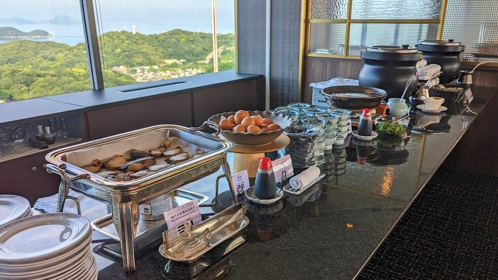 自助早餐的例子，包括各种日式和西式菜肴 *早餐可能是套餐。