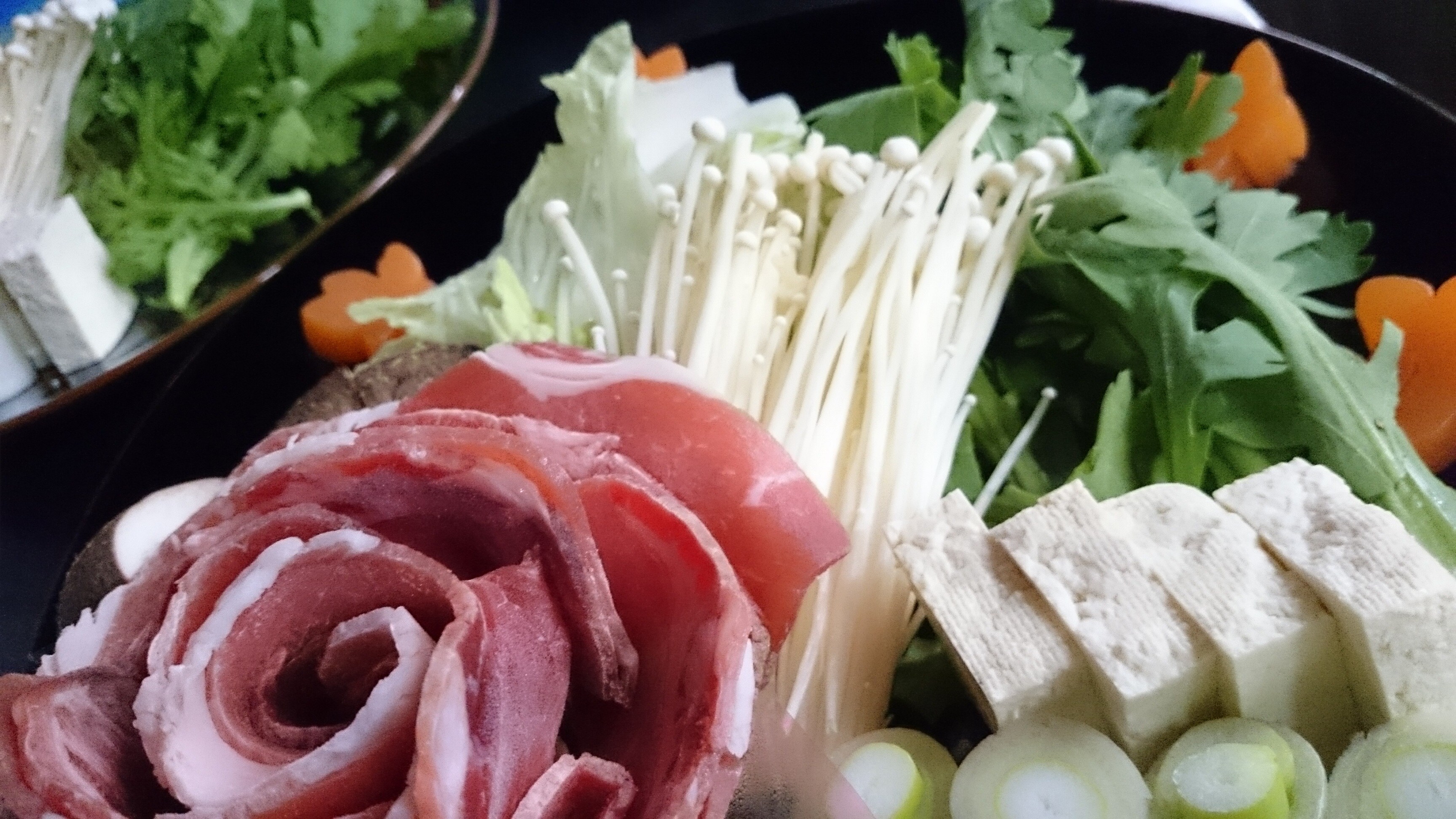 가을부터 봄의 시작은 명물『이노나베』. 풍부한 야채와 버섯과 함께 된장으로 만든 소스로 끓인다.