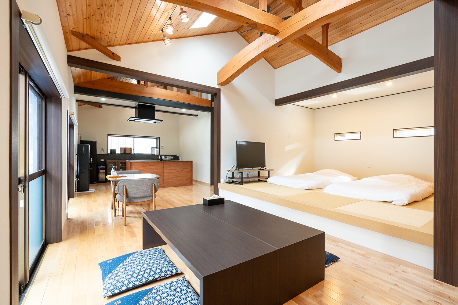 Phòng khách sáng sủa với ánh sáng tràn vào qua giếng trời