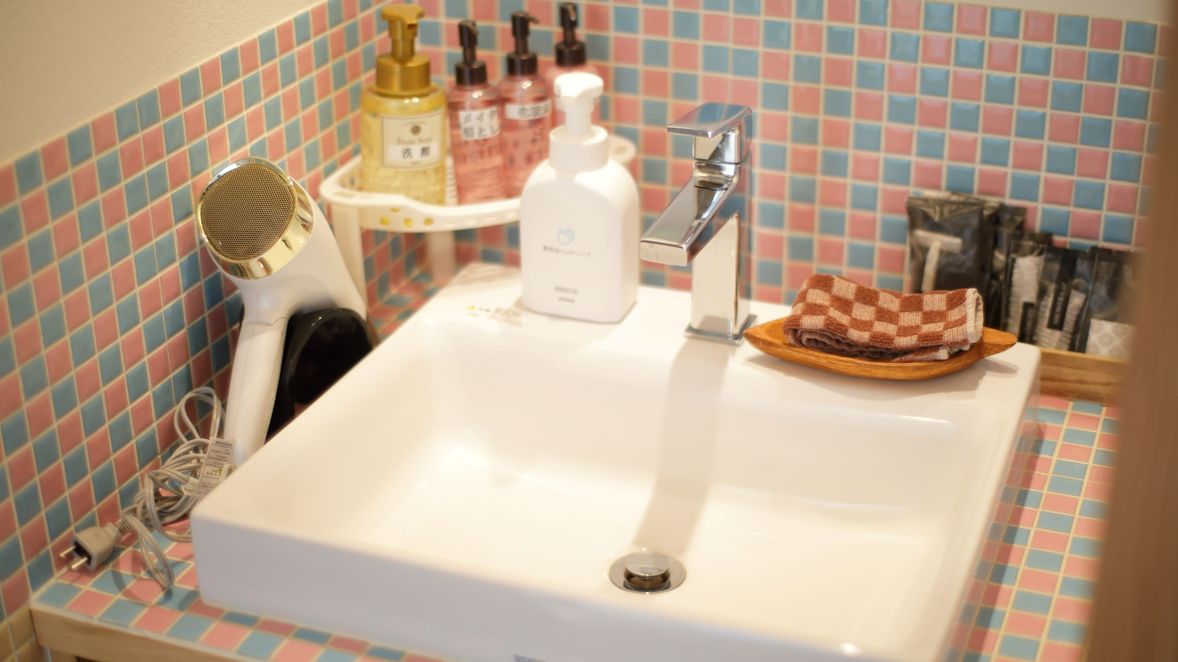 Newly renovated in 2021, Japanese-Western style room with clean sink.