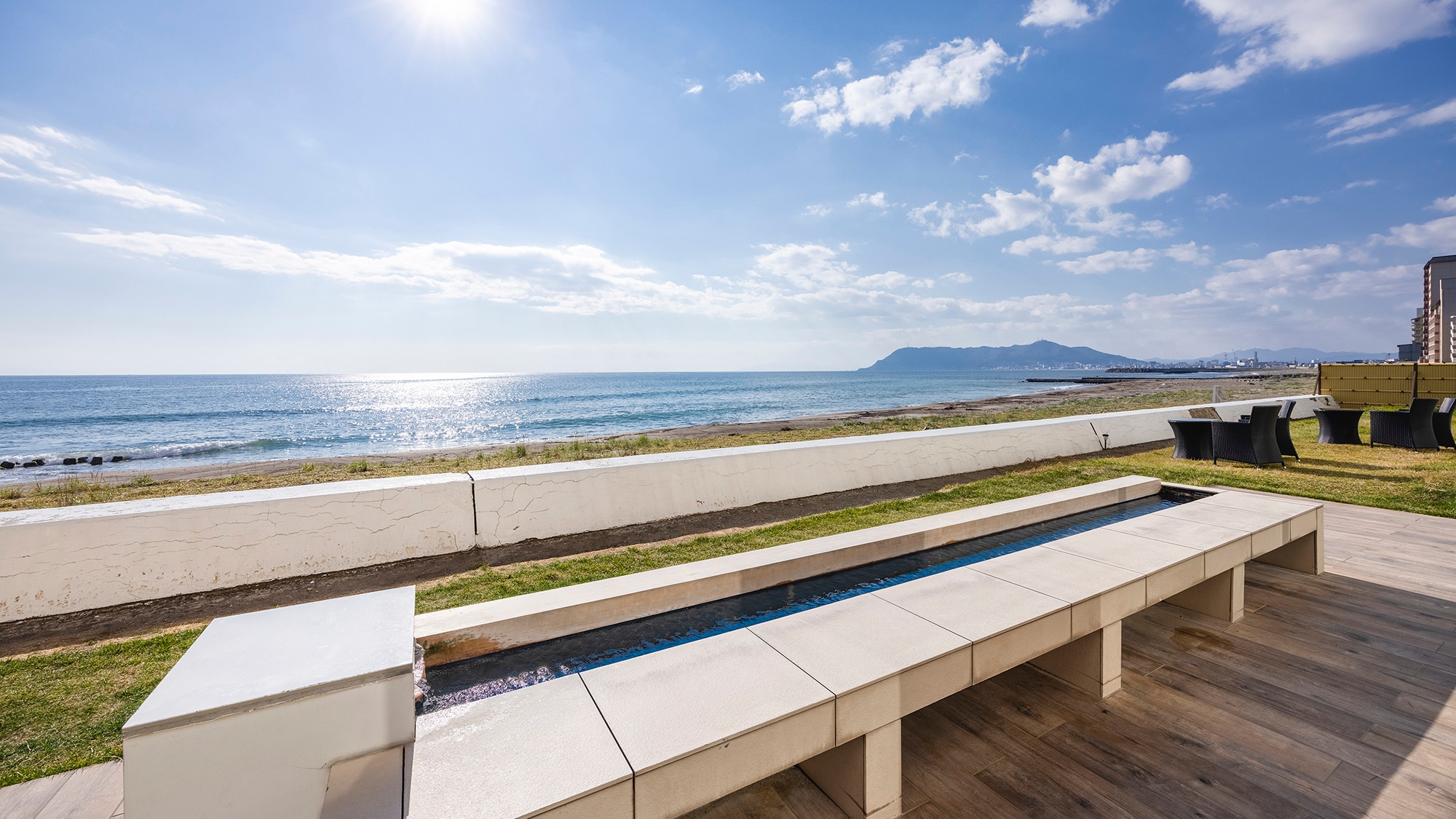 [Foot bath] Relax and enjoy the refreshing breeze while gazing at the beautiful ocean.