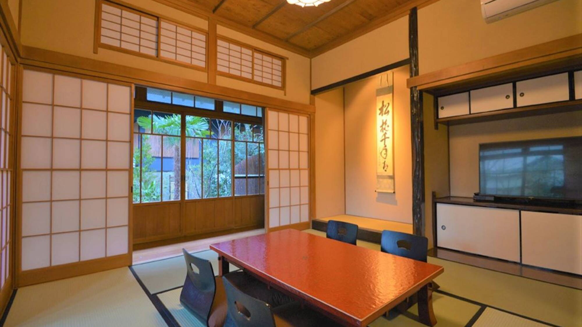 1st floor [Registered tangible cultural property, with hot spring cypress bath] Old building, futon
