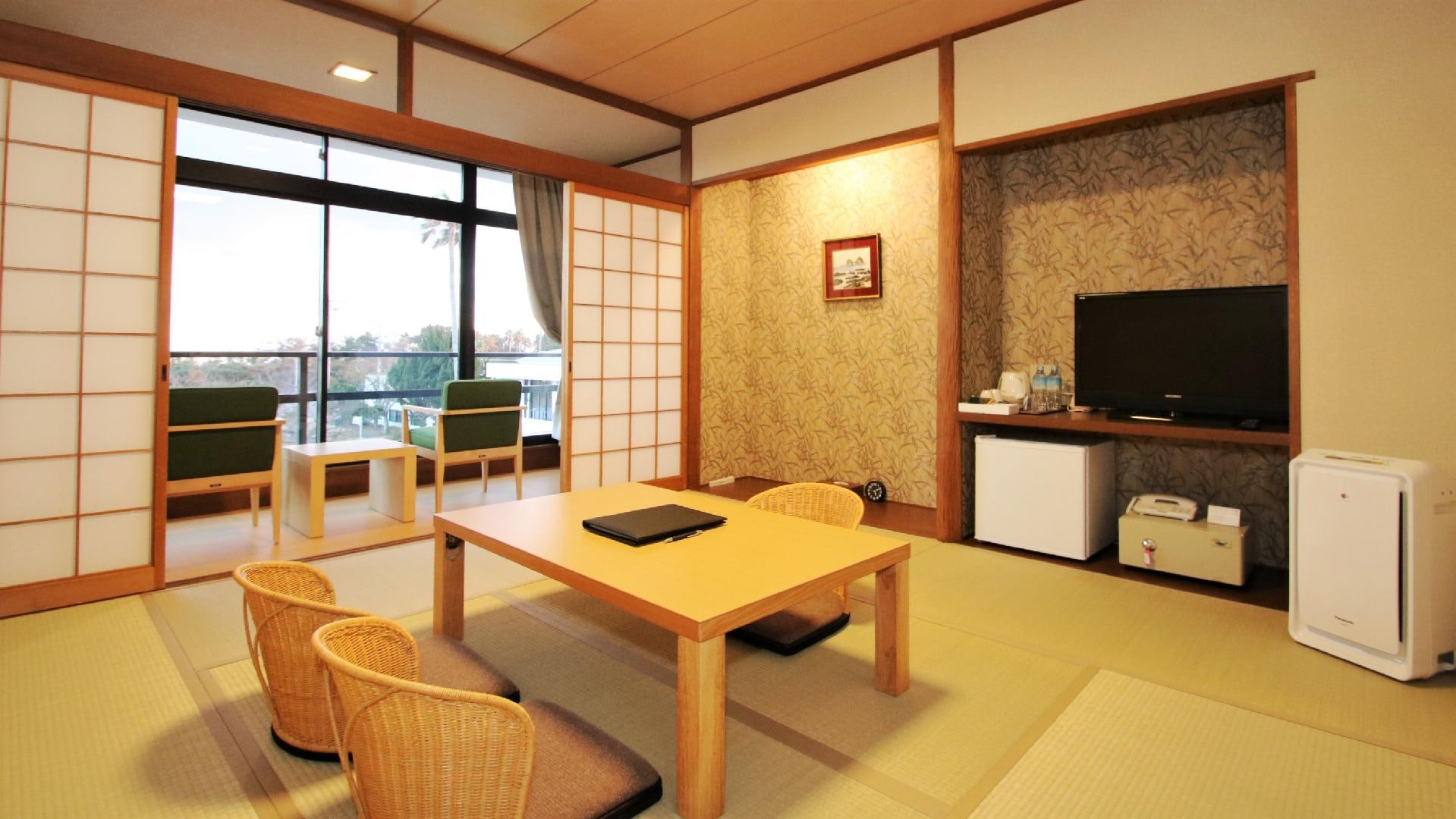 Garden view / Japanese-style room interior