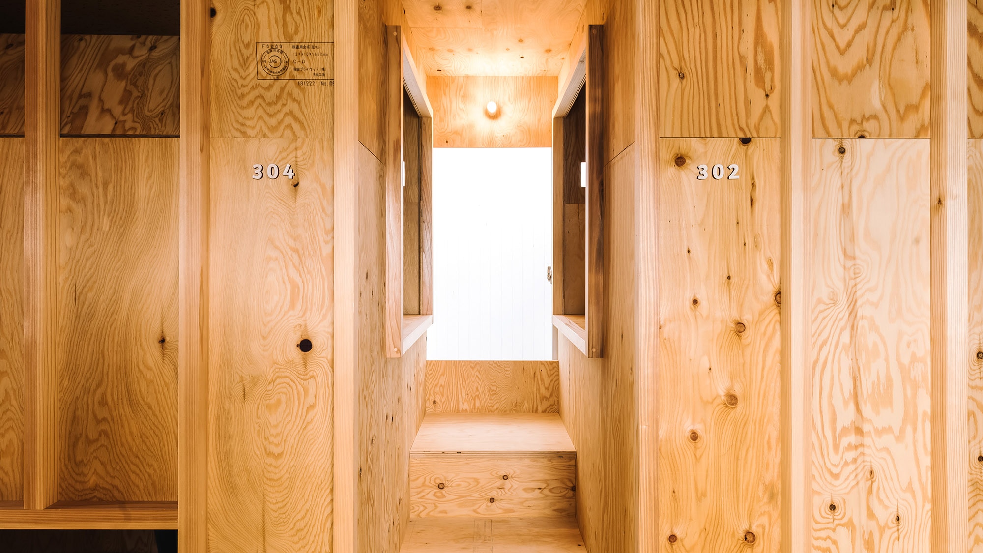 ・[KUMANOKODO Capsule Example] Two-tiered dormitory with stairs for ease of use