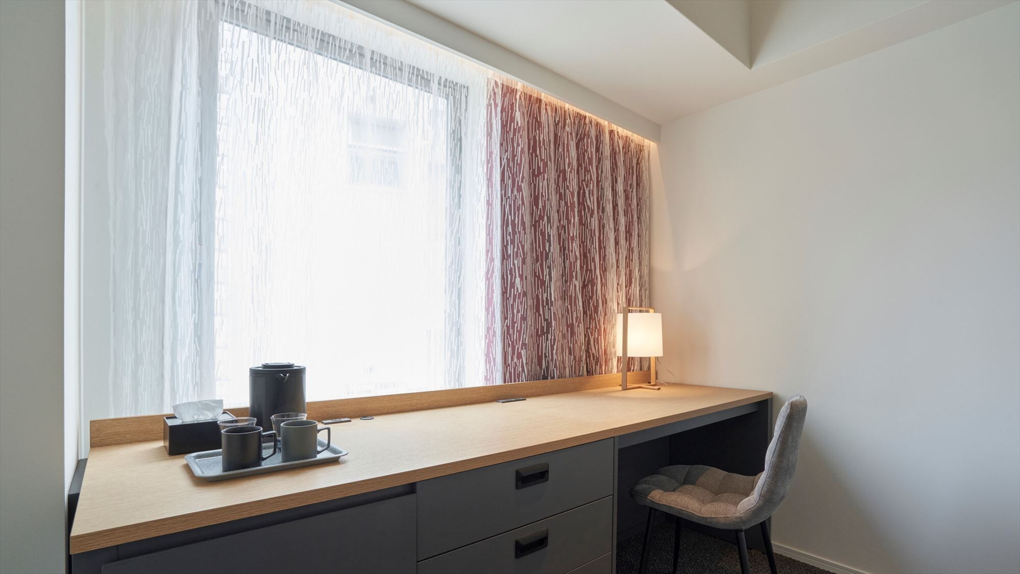 [Comfort Double] A simple double room with a long desk that is useful for business use.