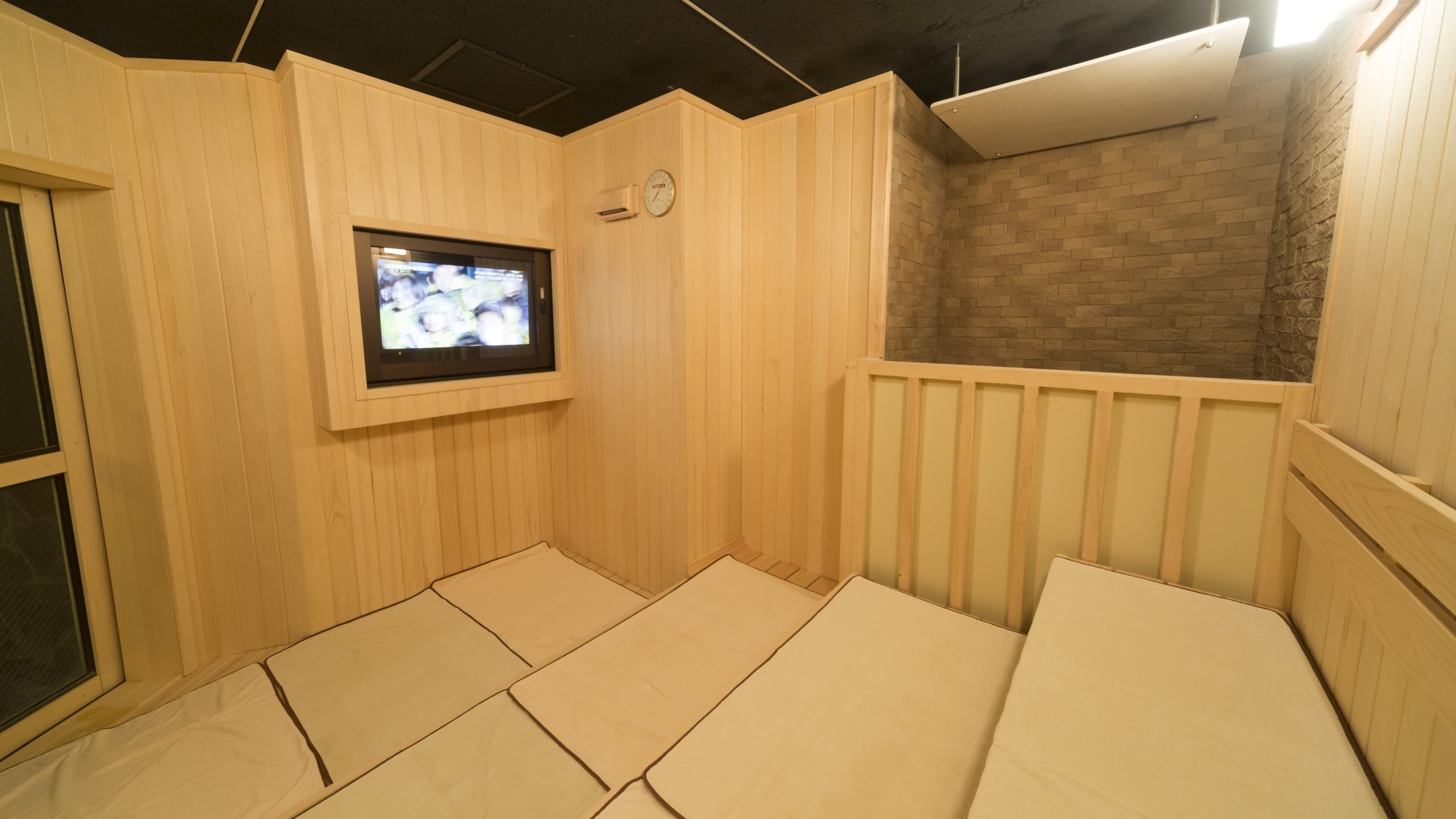[Men] Sauna (Temperature 96 ℃ / Capacity 6 people) With TV Midnight 1:00 to 5:00)