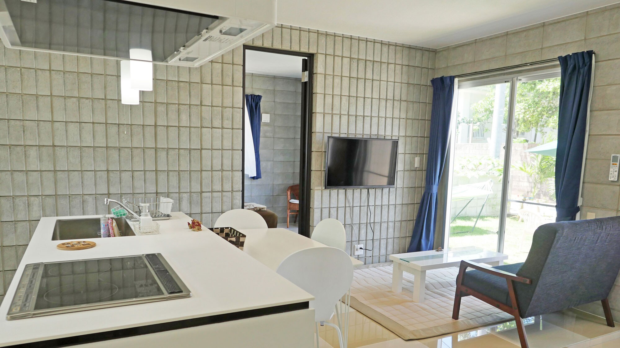 [Living / Kitchen] The interior is chic and calm.