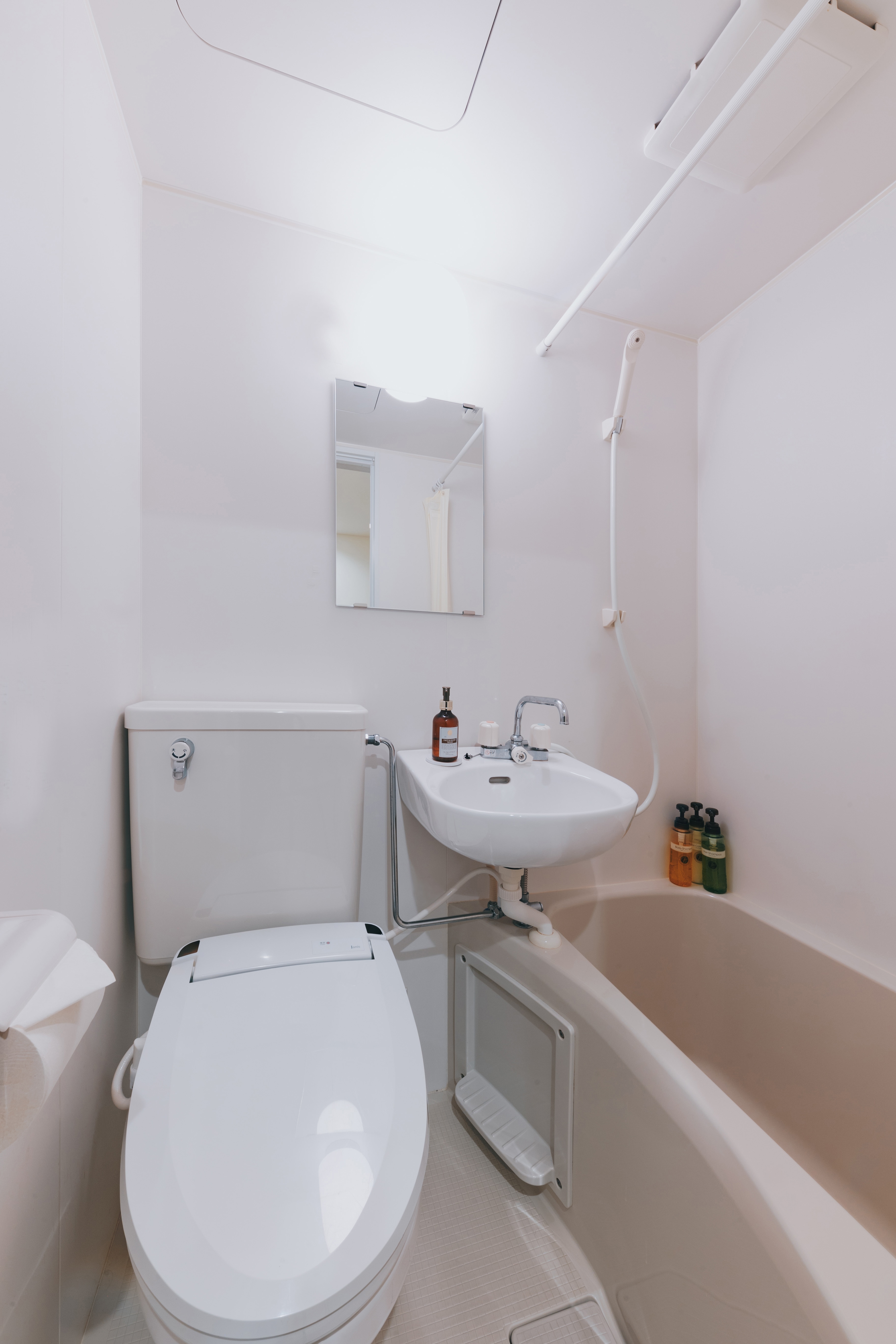 Unit bath with washlet