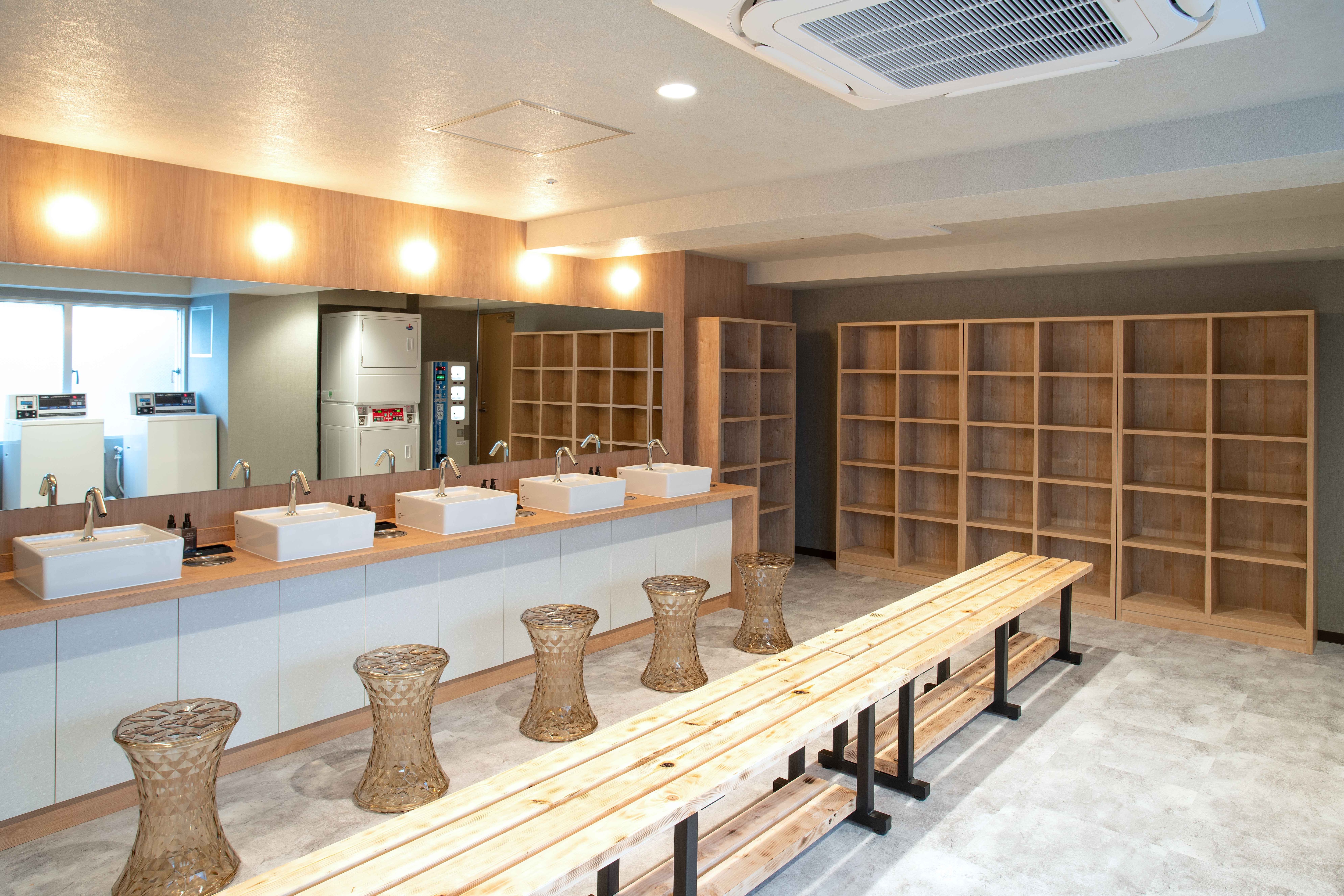 Large public bath (men's dressing room)