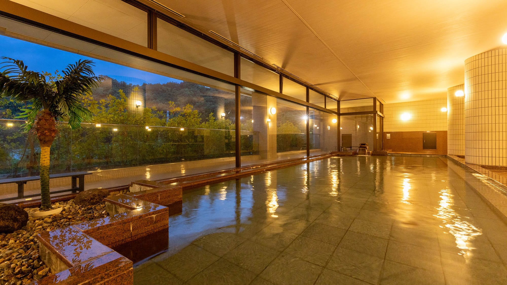 [Large public bath] Relax in the hotel's spacious large hot spring bath