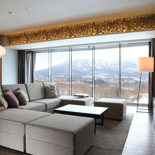 [3 phòng ngủ nhìn ra Yotei] Ghế sofa là một chiếc ghế đặc biệt nhìn ra Núi Yotei đầy ấn tượng.