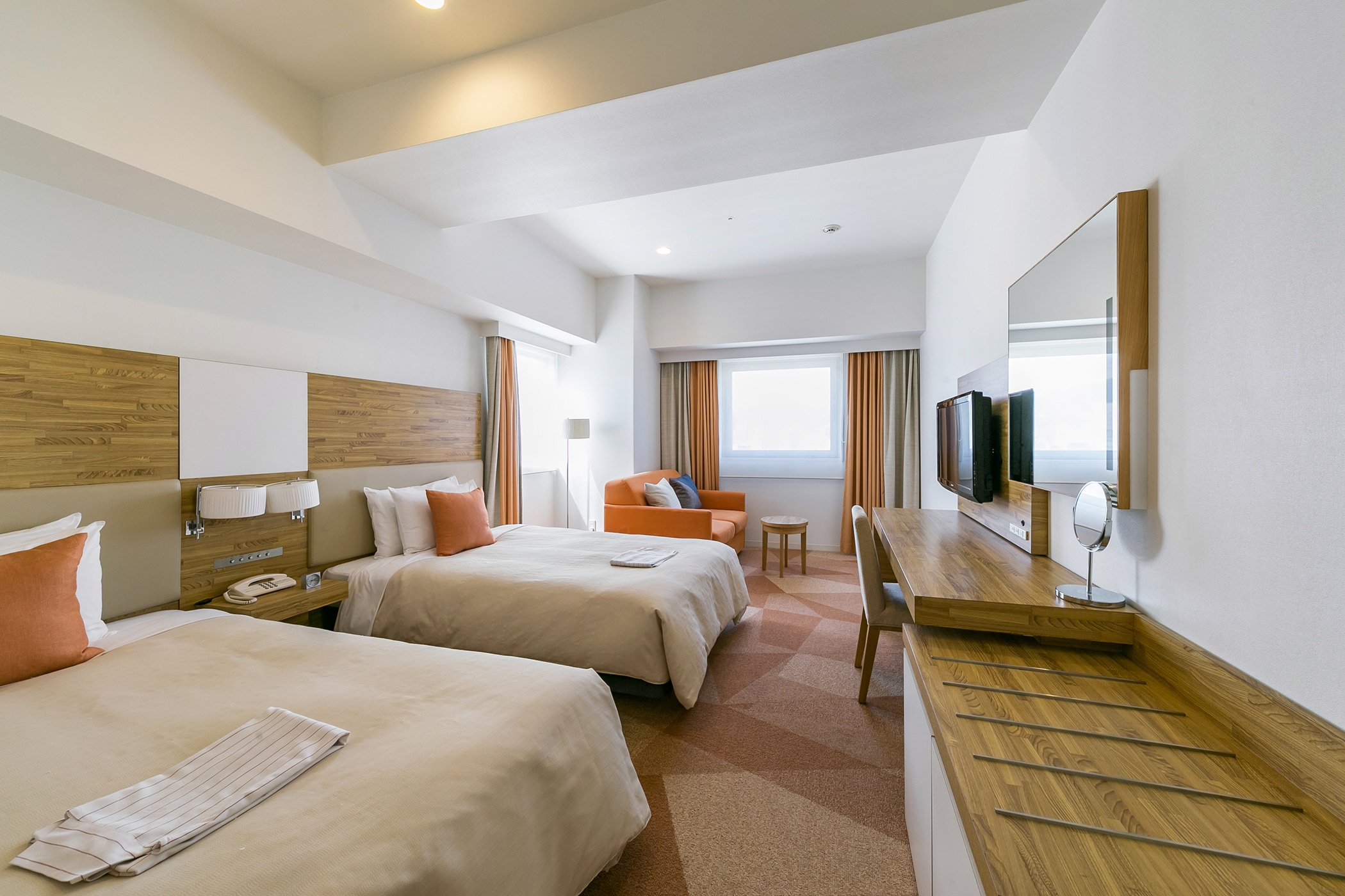 デラックスツインルーム　26.9平米/シモンズ社製セミダブルサイズベッド、幅120cm