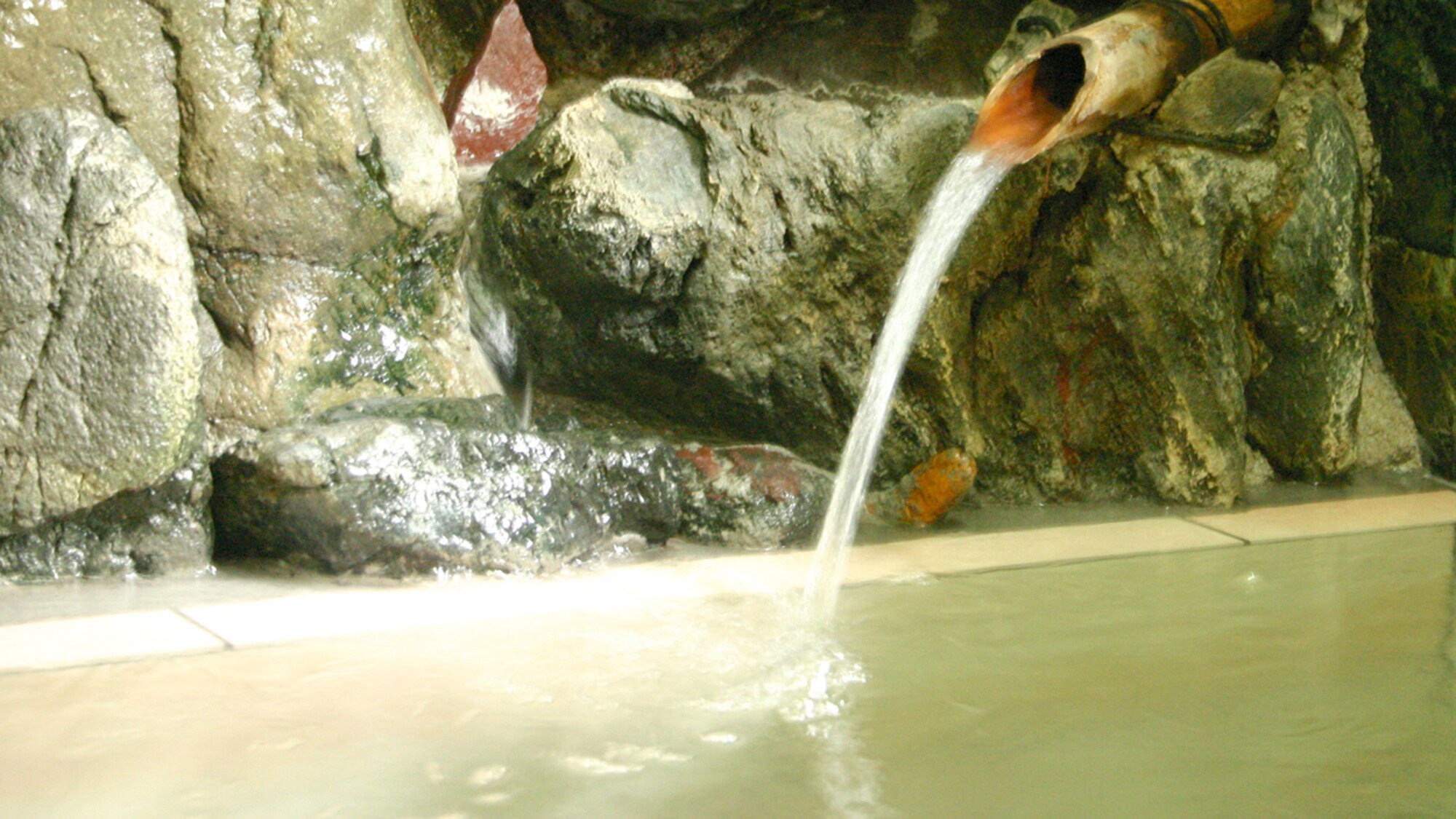The appeal of Umegashima Onsen is that the water feels like it soaks into your skin, which you'll notice as soon as you soak in it.