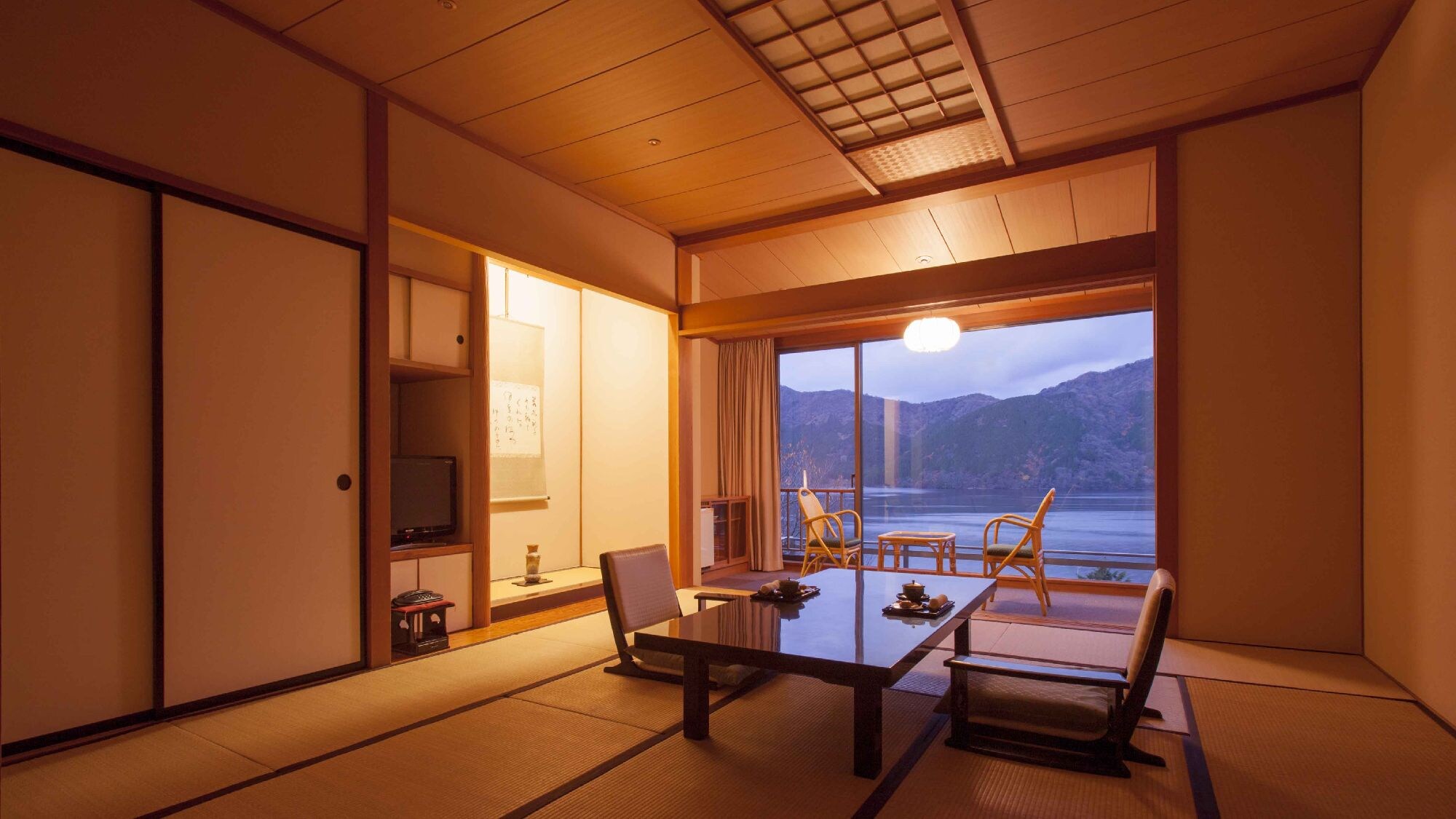 「眺望芦之湖的湖畔日式房」