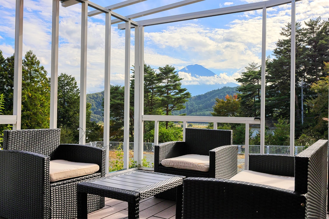 Gunung Fuji seperti yang terlihat dari teras.